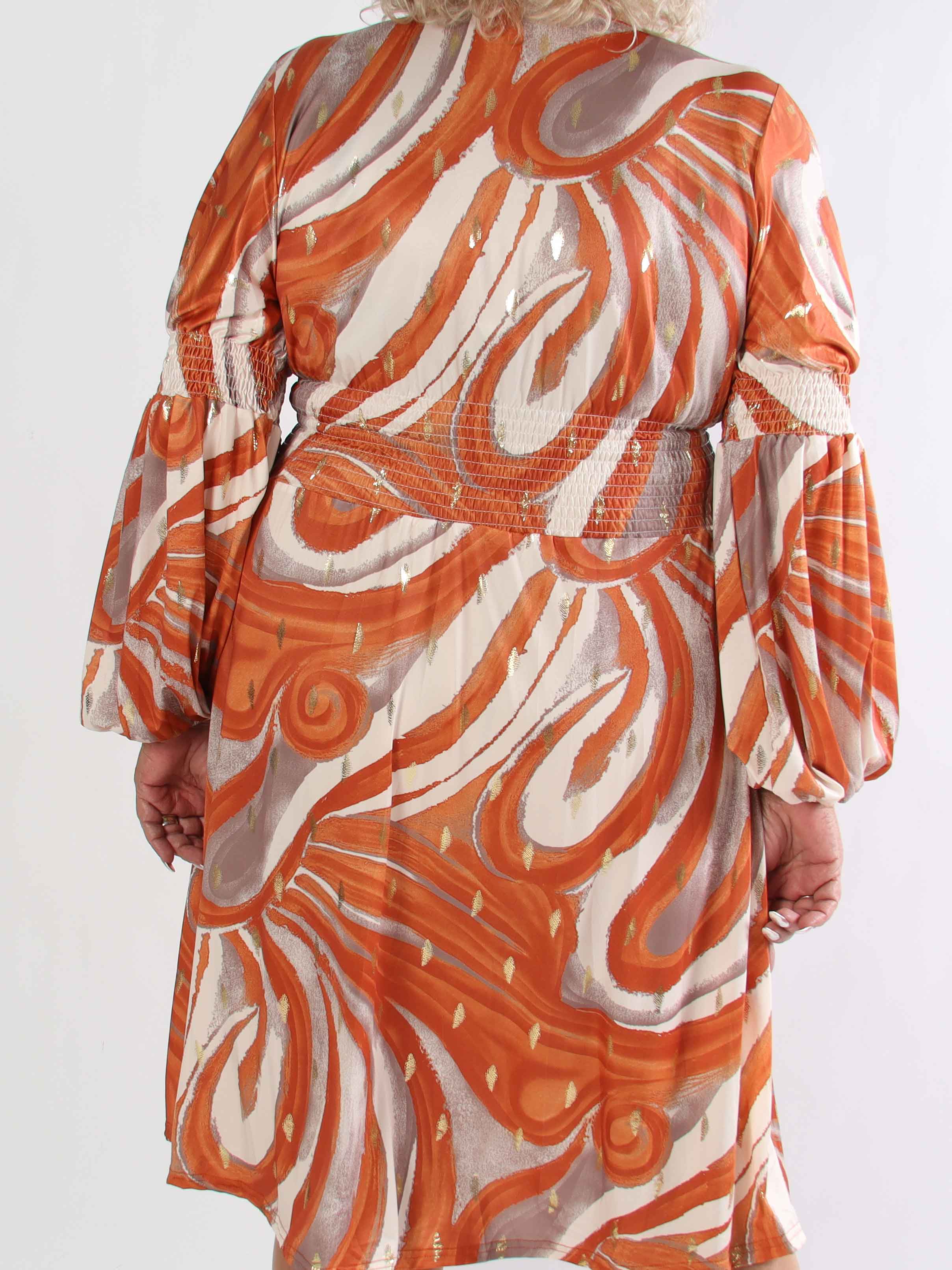 Paige Swirls - Elastisk plus size kjole med smock og knapper ved brystet