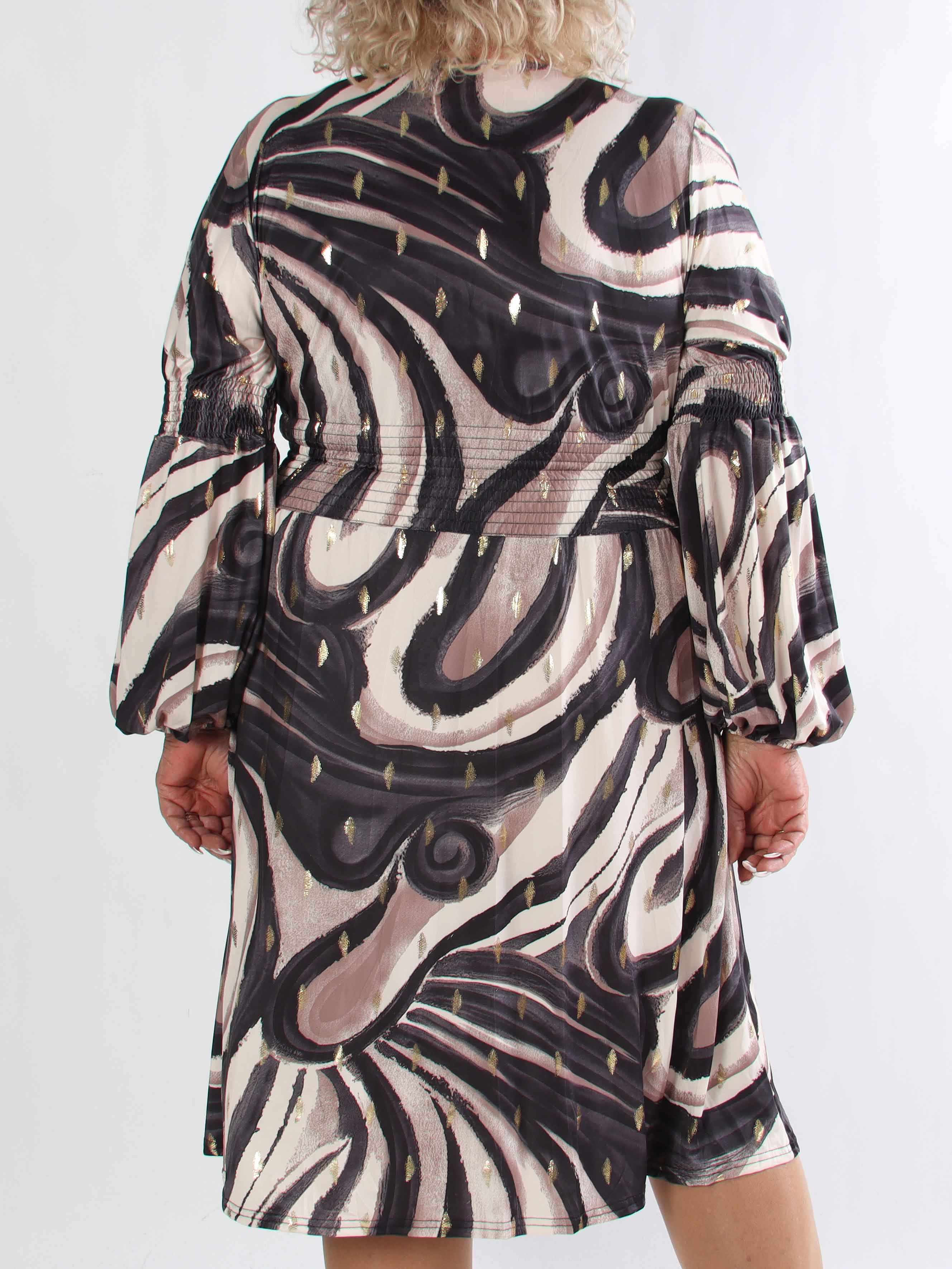 Paige Swirls - Elastisk plus size kjole med smock og knapper ved brystet