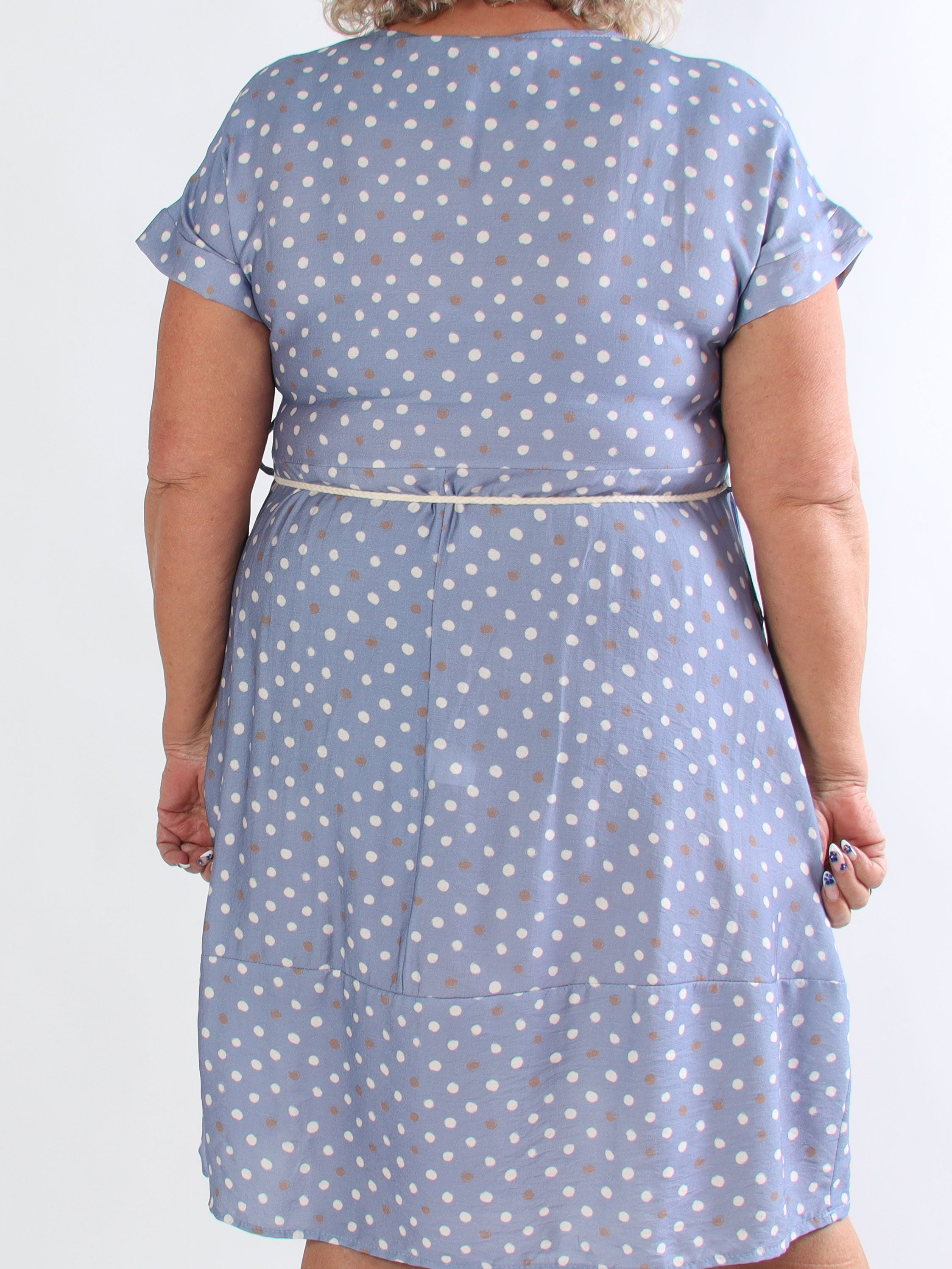 Palla - Prikket plus size kjole i en viskoseblanding med flettet bindebånd