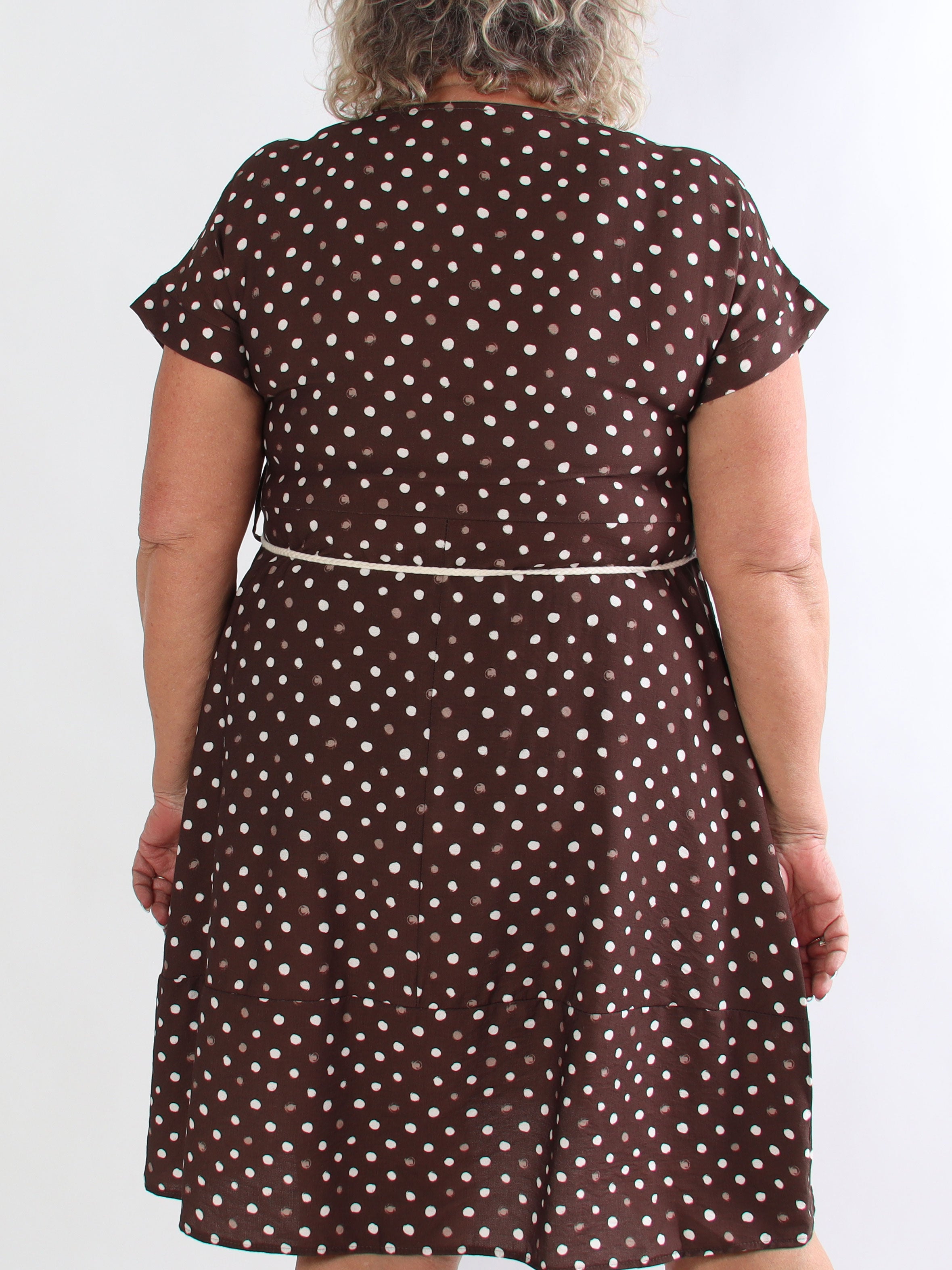 Palla - Prikket plus size kjole i en viskoseblanding med flettet bindebånd