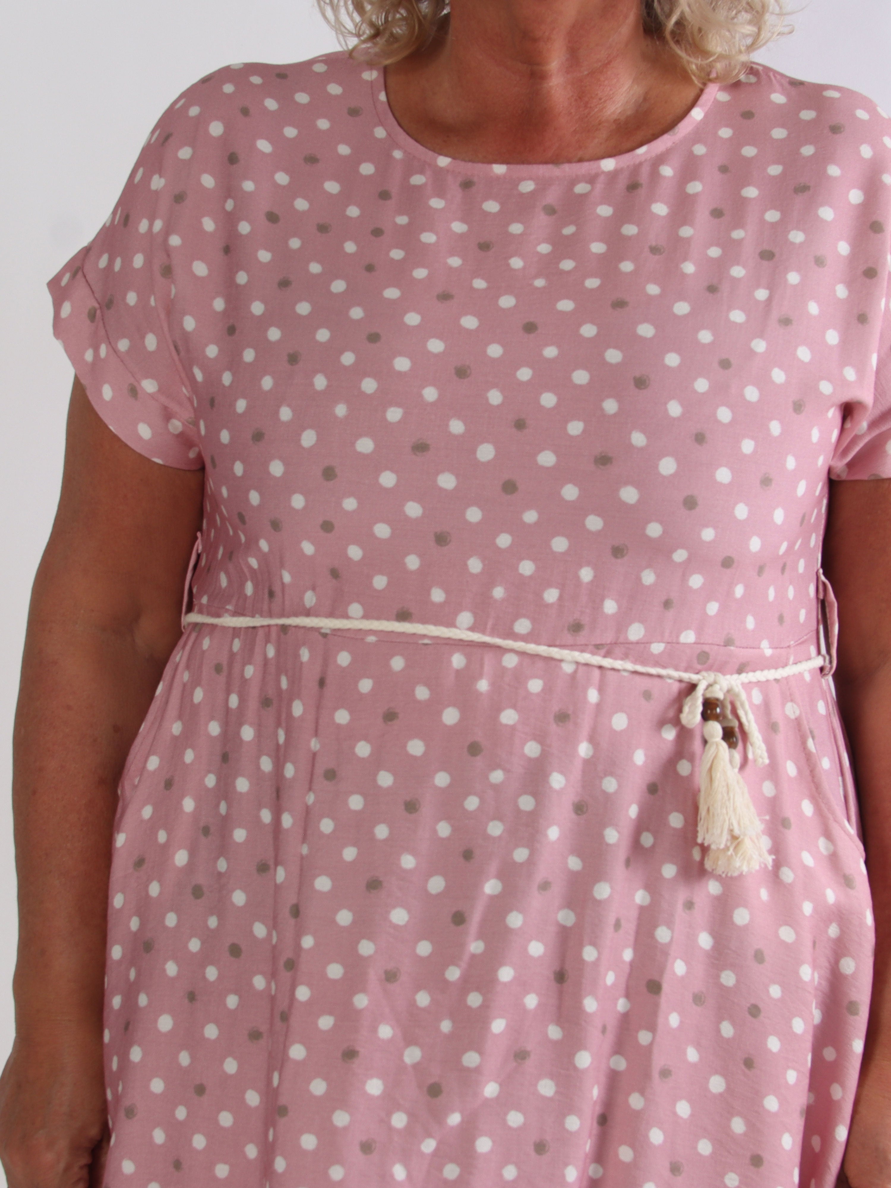 Palla - Prikket plus size kjole i en viskoseblanding med flettet bindebånd