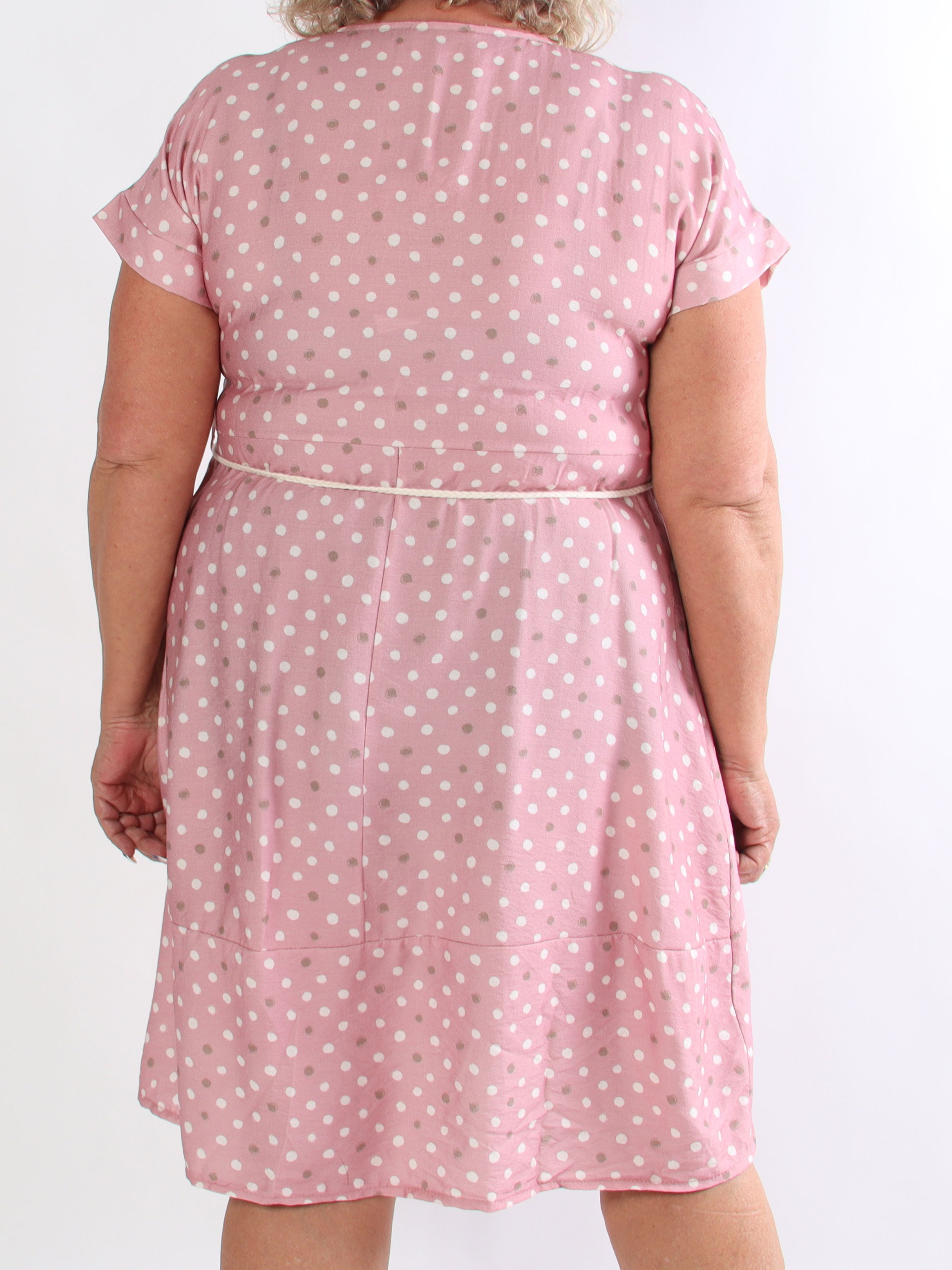Palla - Prikket plus size kjole i en viskoseblanding med flettet bindebånd