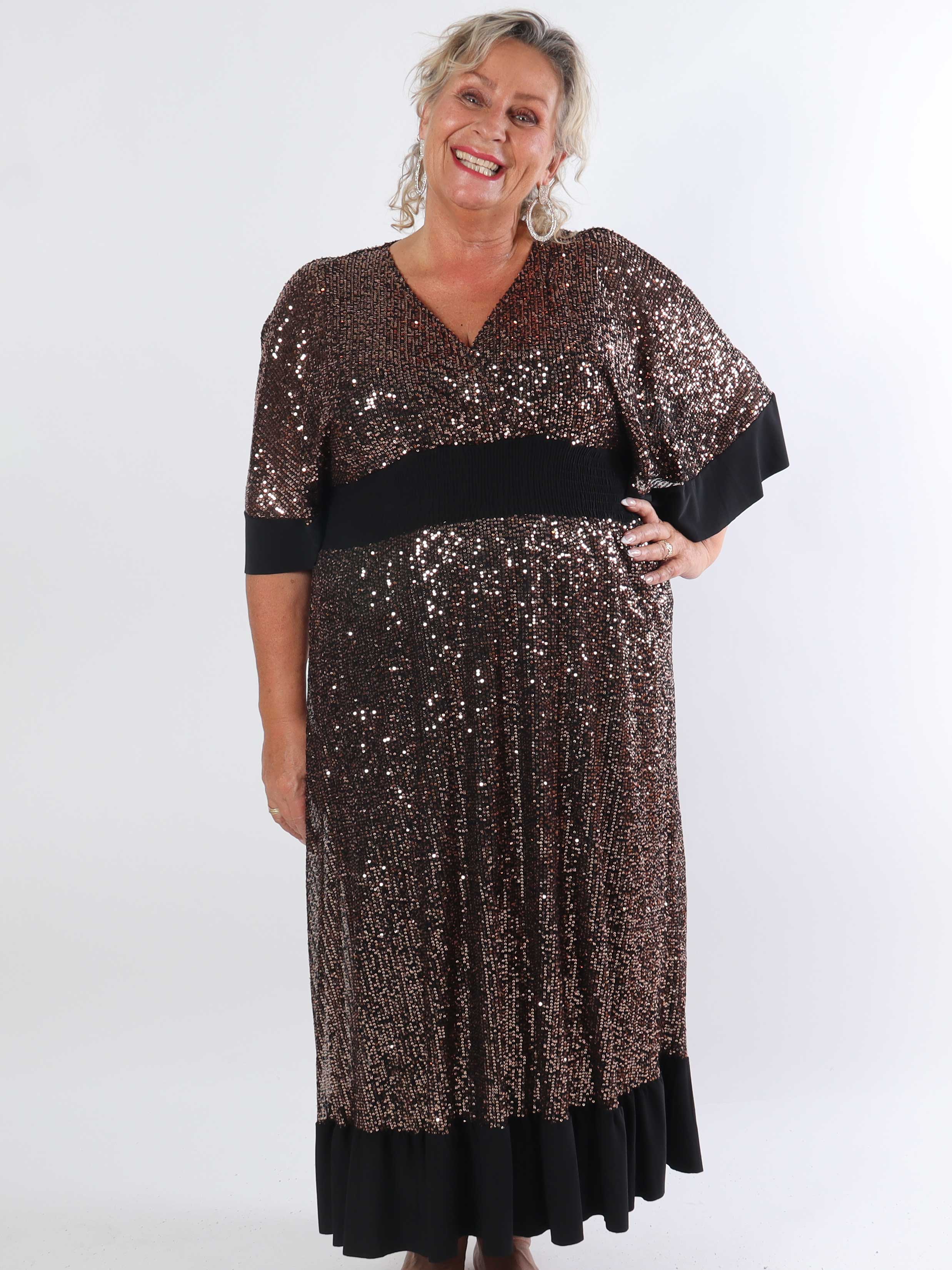 Pamela Glitter - Lang plus size pailletkjole med flæser og smock