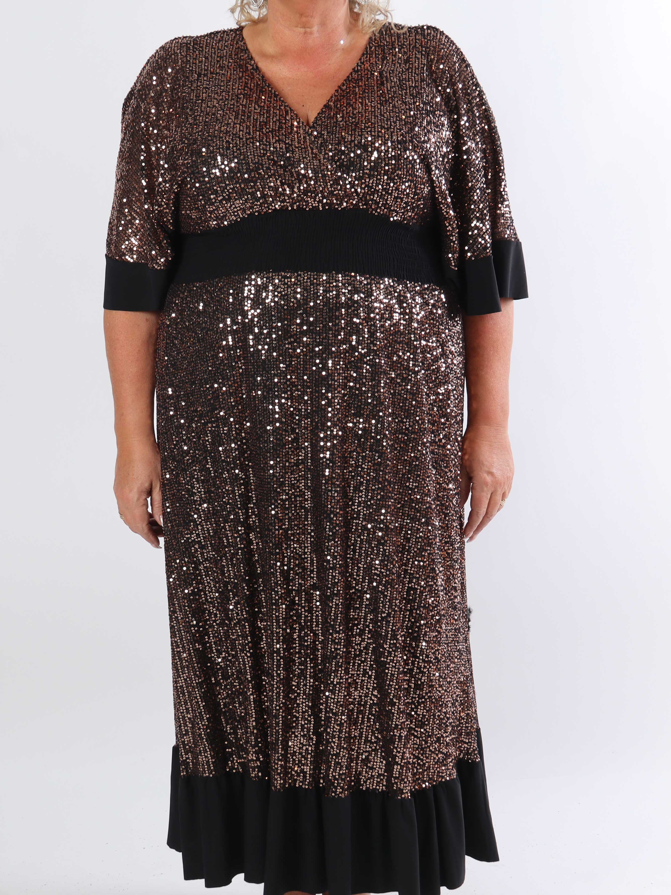 Pamela Glitter - Lang plus size pailletkjole med flæser og smock