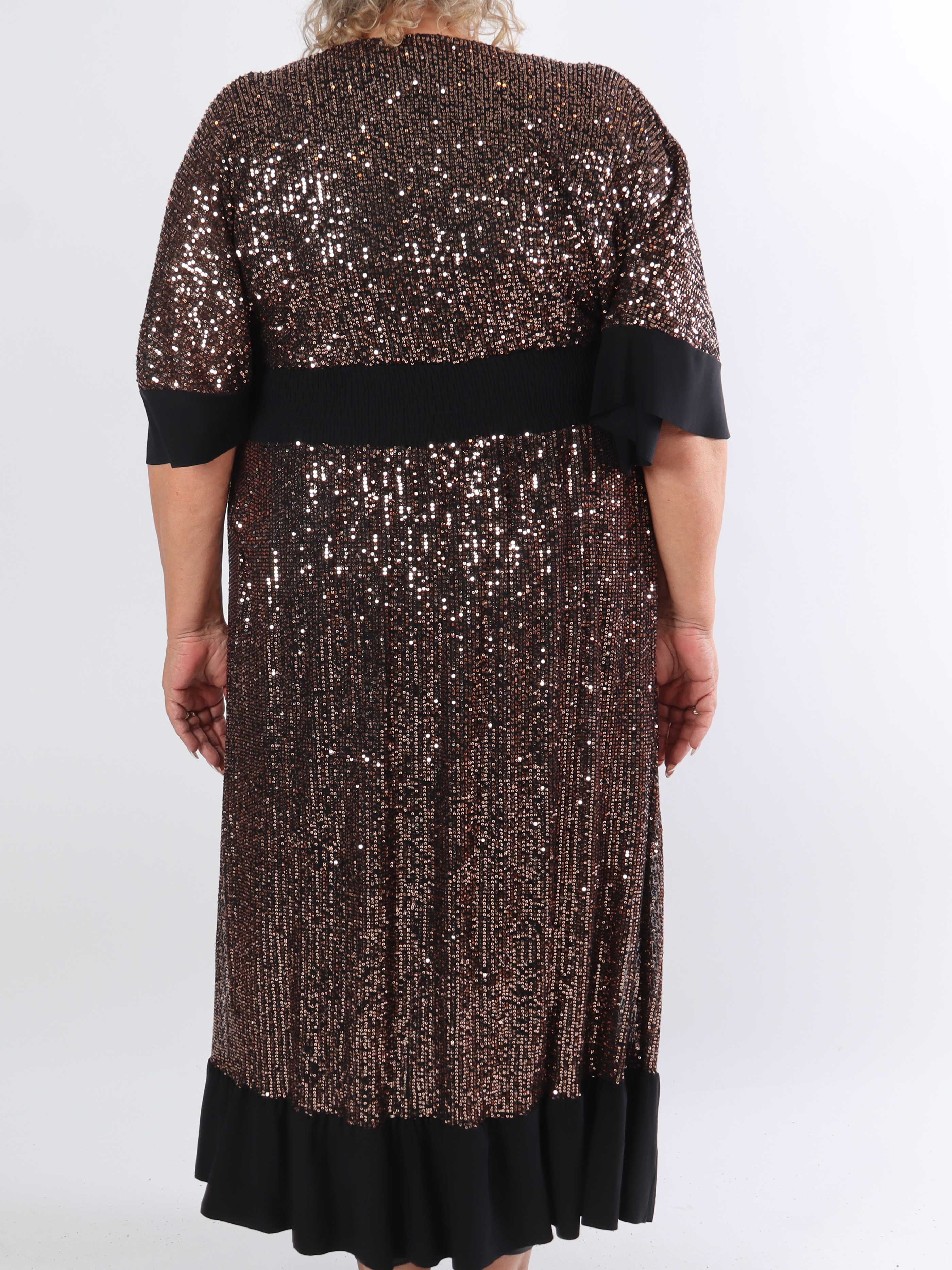 Pamela Glitter - Lang plus size pailletkjole med flæser og smock