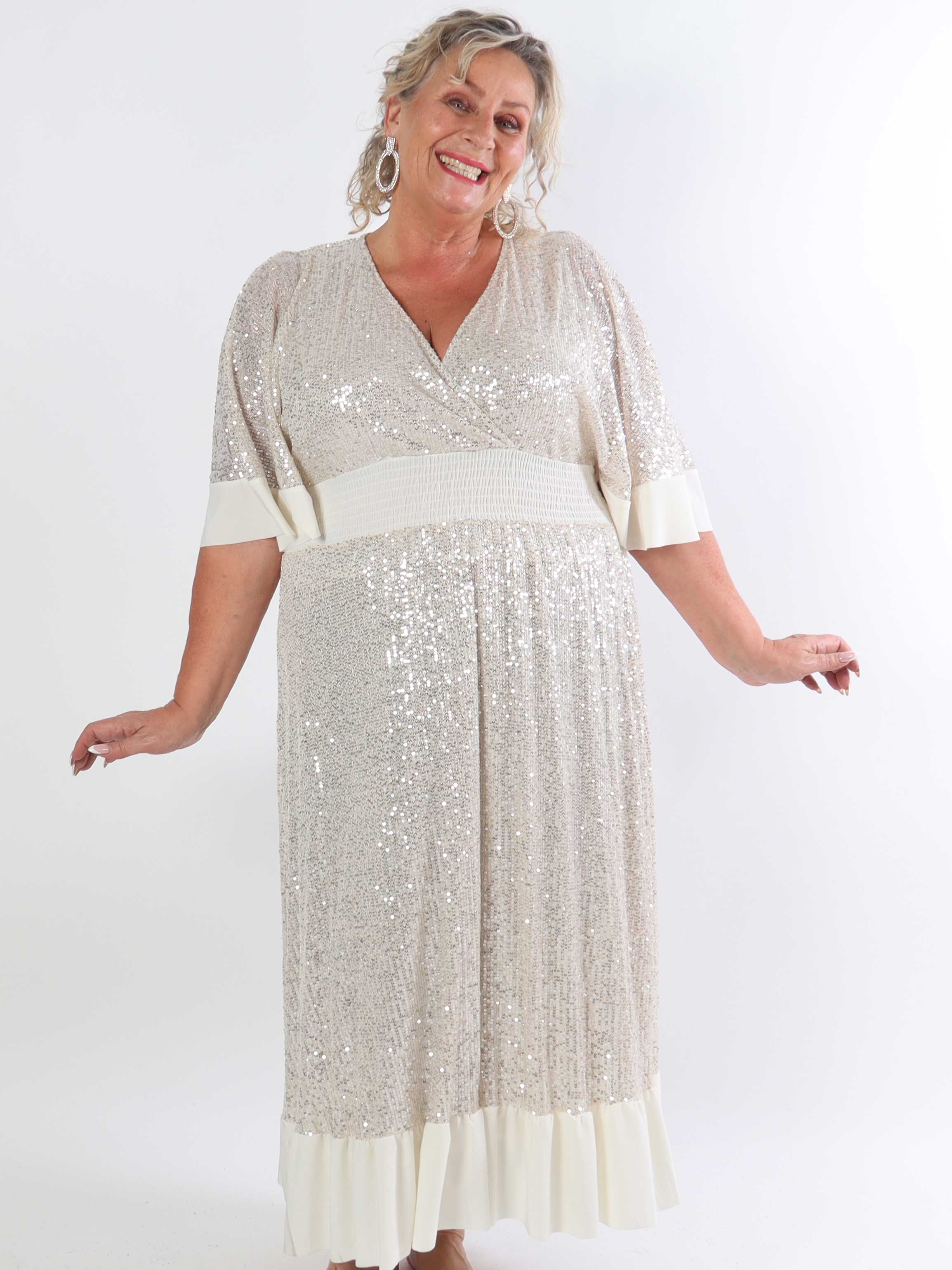 Pamela Glitter - Lang plus size pailletkjole med flæser og smock