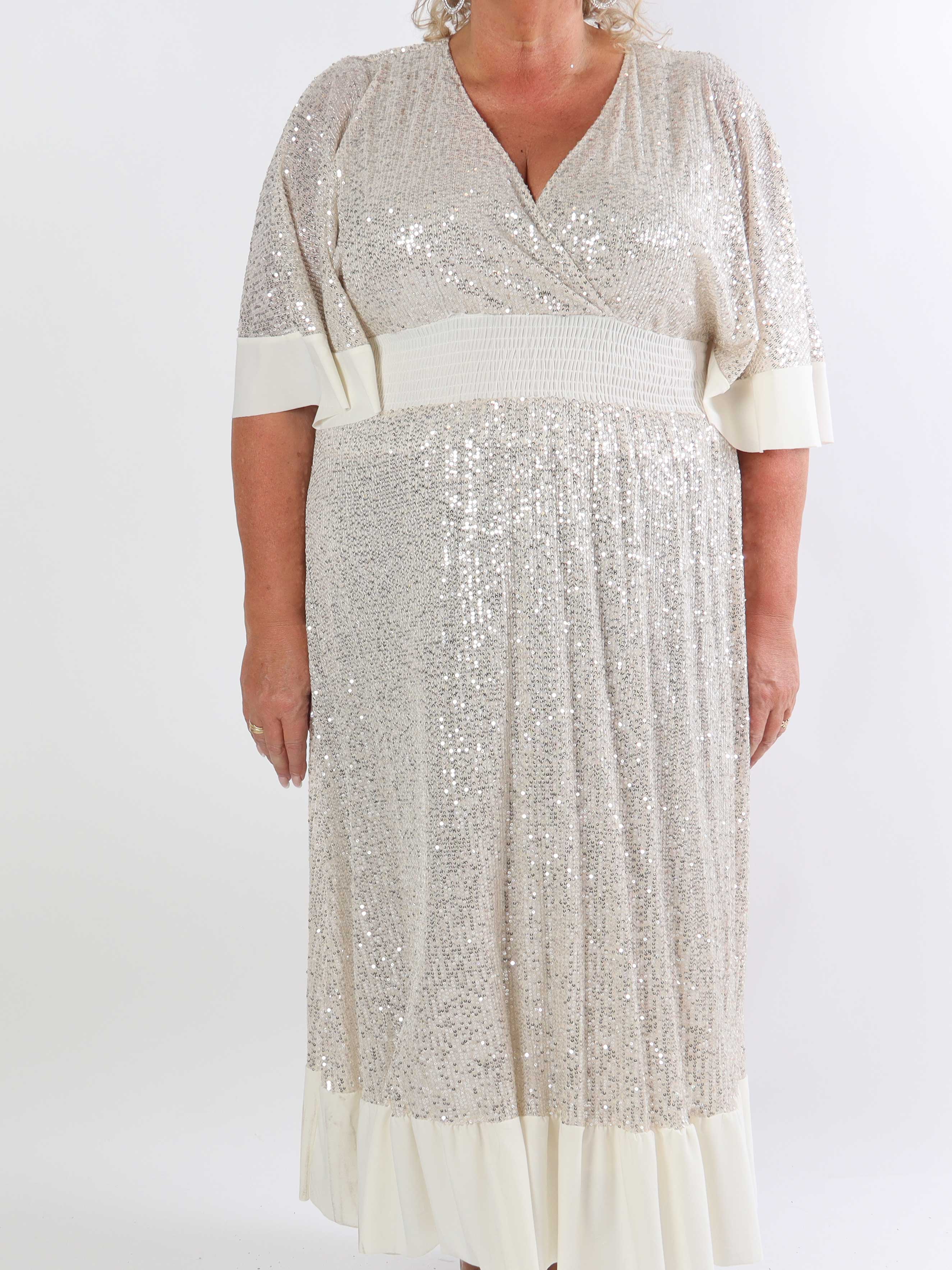 Pamela Glitter - Lang plus size pailletkjole med flæser og smock
