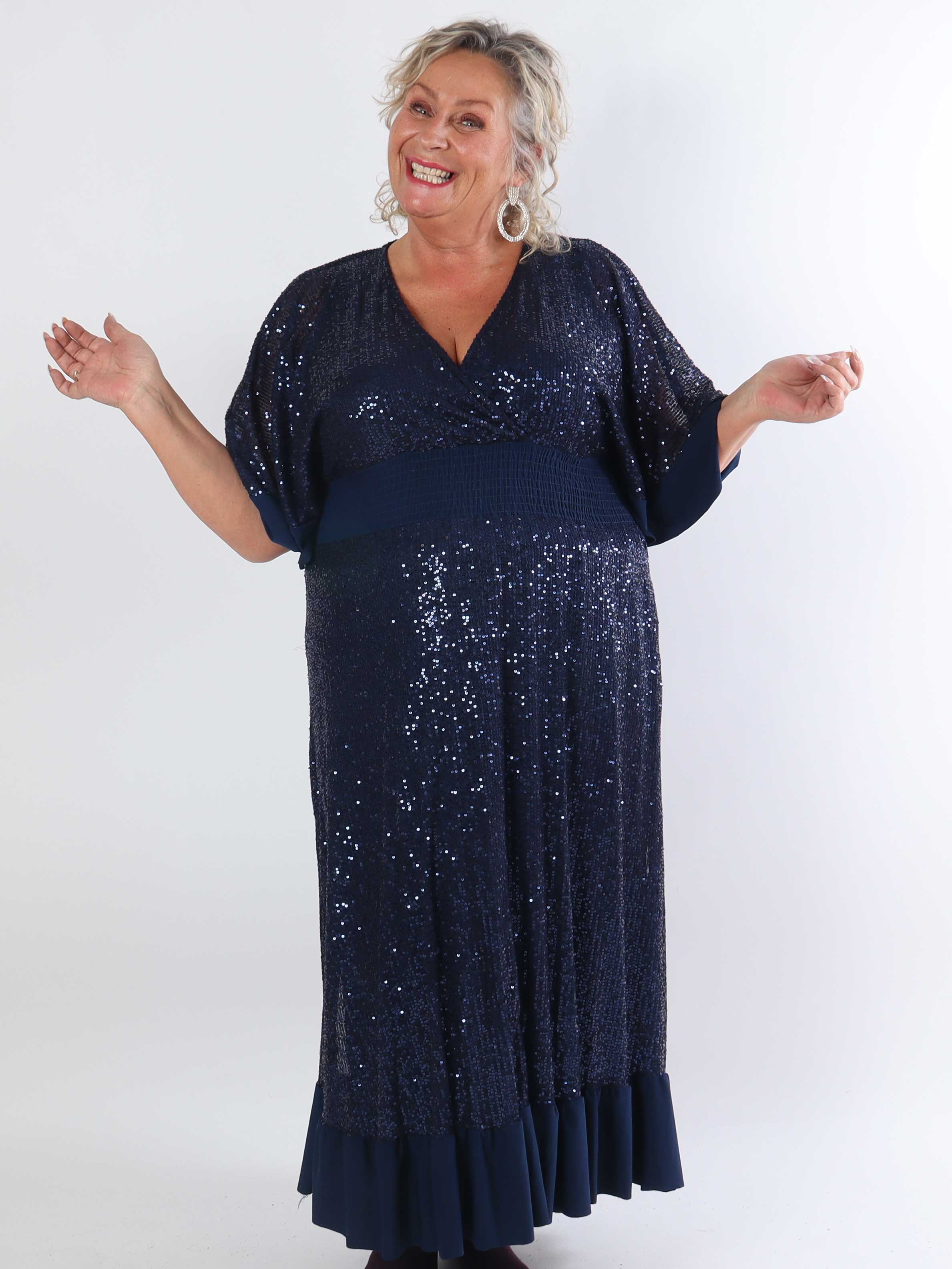 Pamela Glitter - Lang plus size pailletkjole med flæser og smock