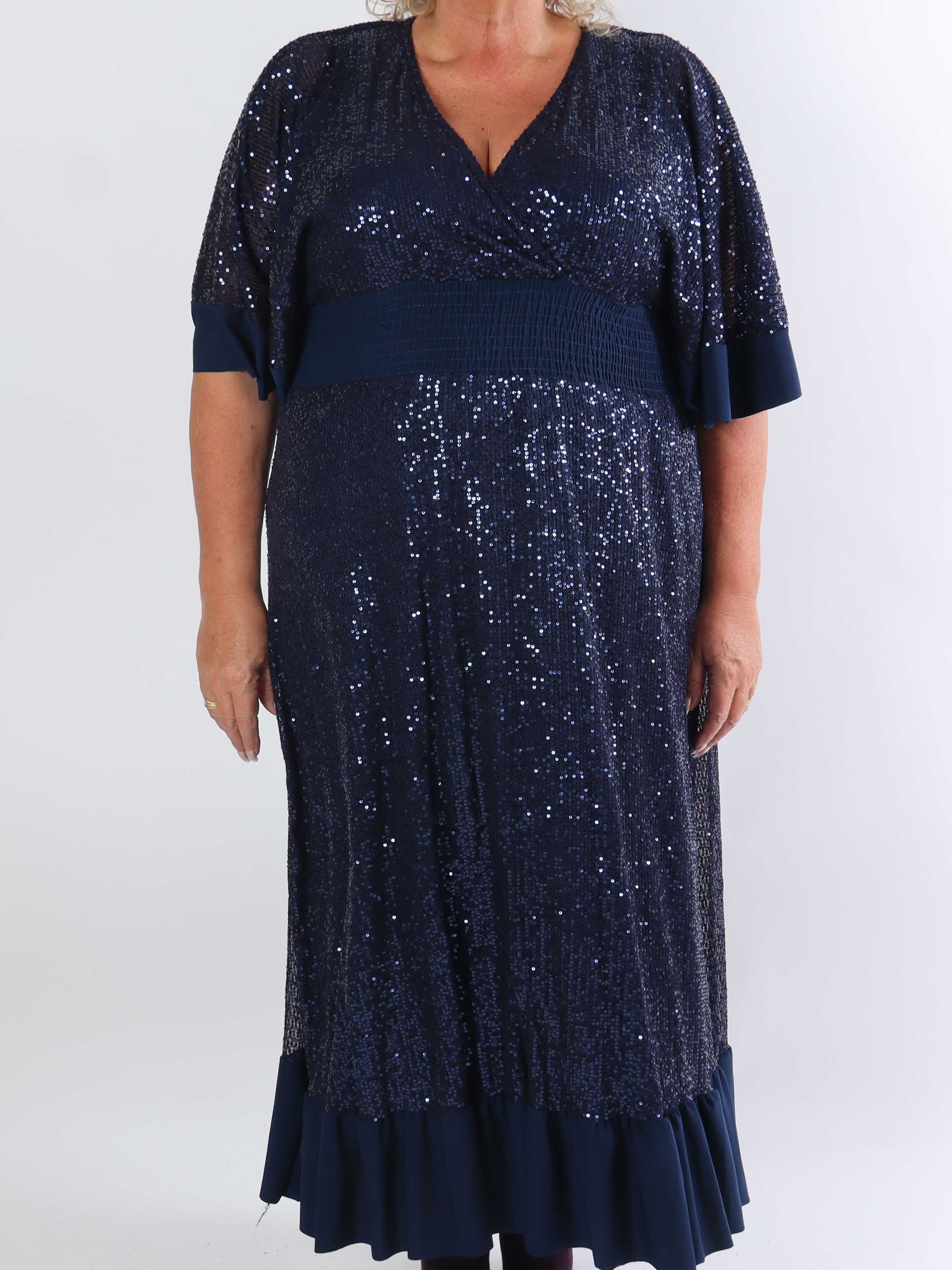 Pamela Glitter - Lang plus size pailletkjole med flæser og smock