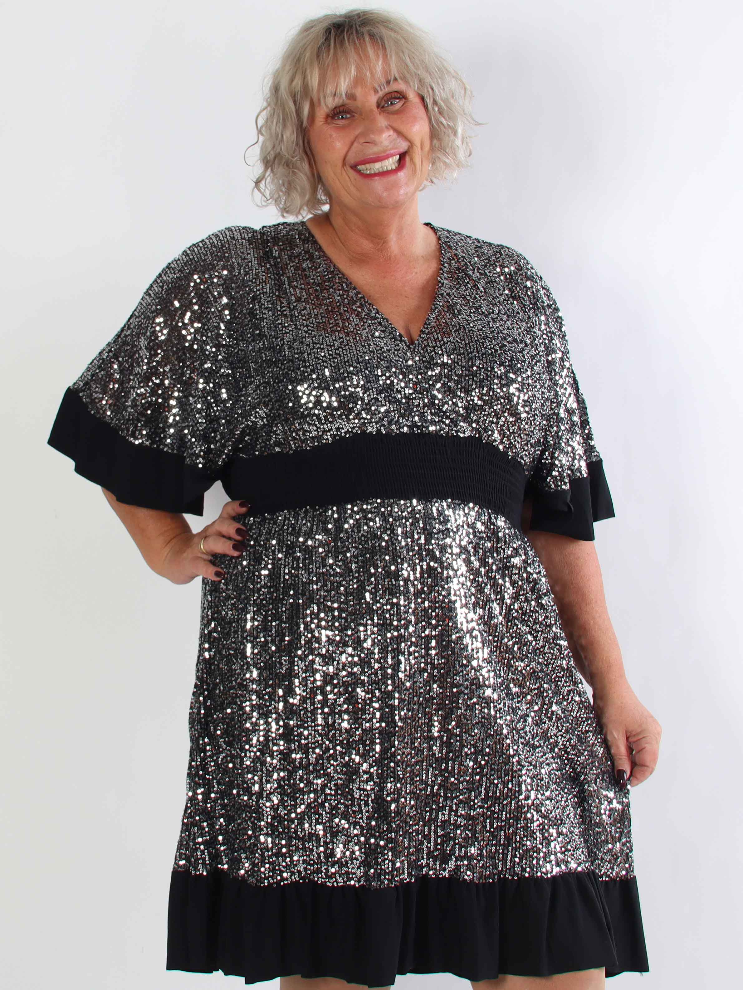 Pamela Glitter Short - Plus size pailletkjole med flæser og smock