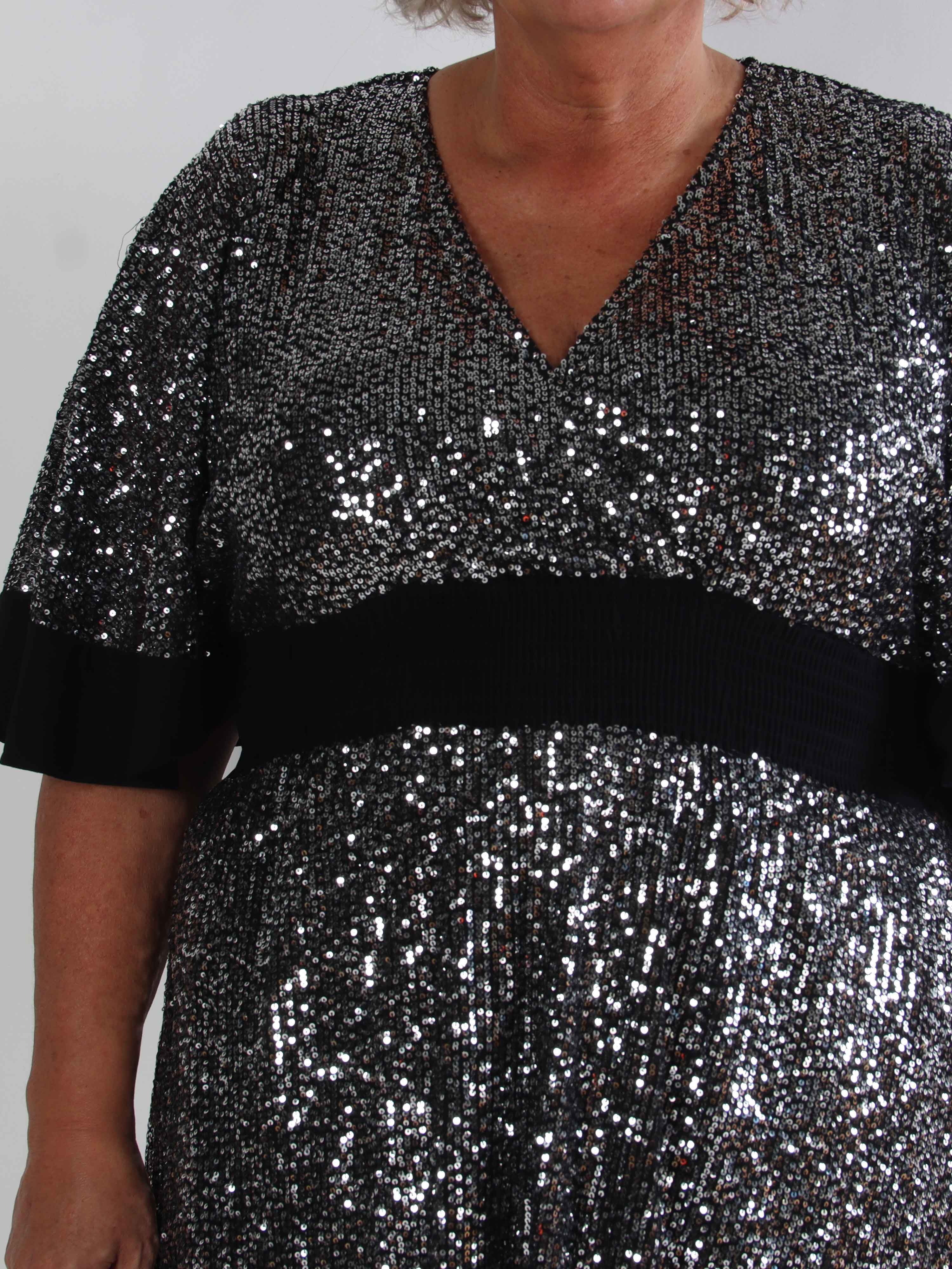 Pamela Glitter Short - Plus size pailletkjole med flæser og smock