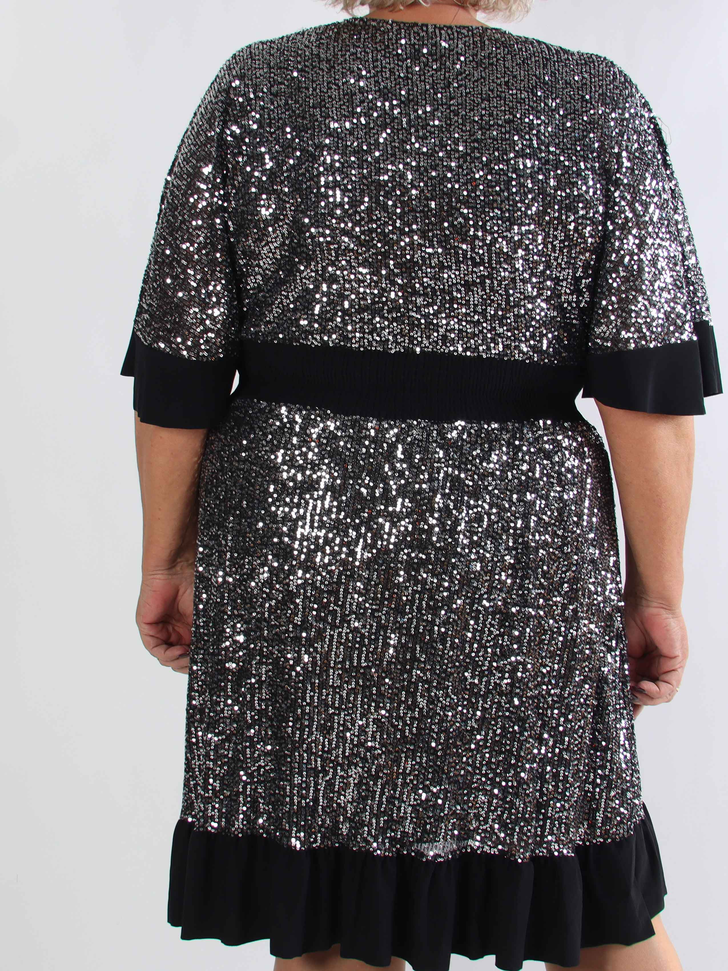 Pamela Glitter Short - Plus size pailletkjole med flæser og smock