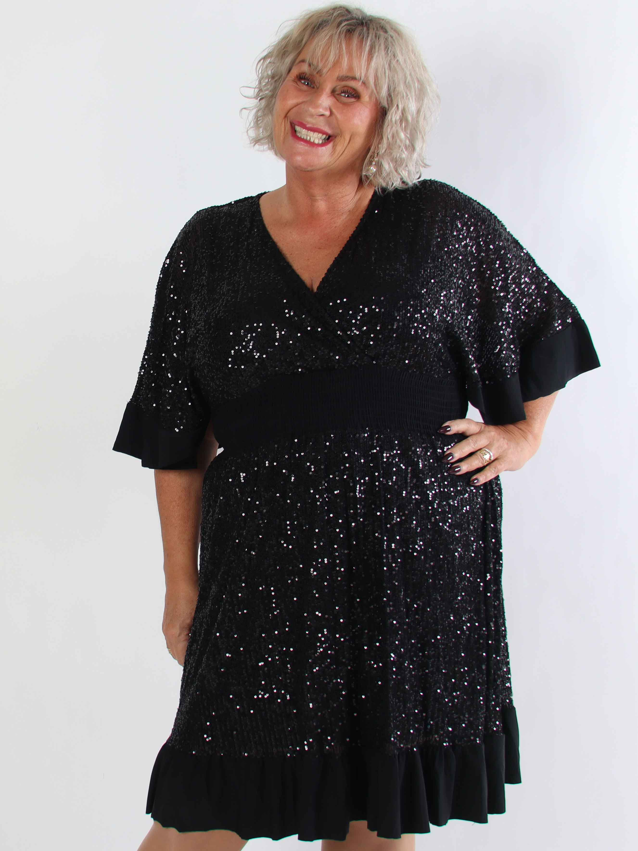 Pamela Glitter Short - Plus size pailletkjole med flæser og smock