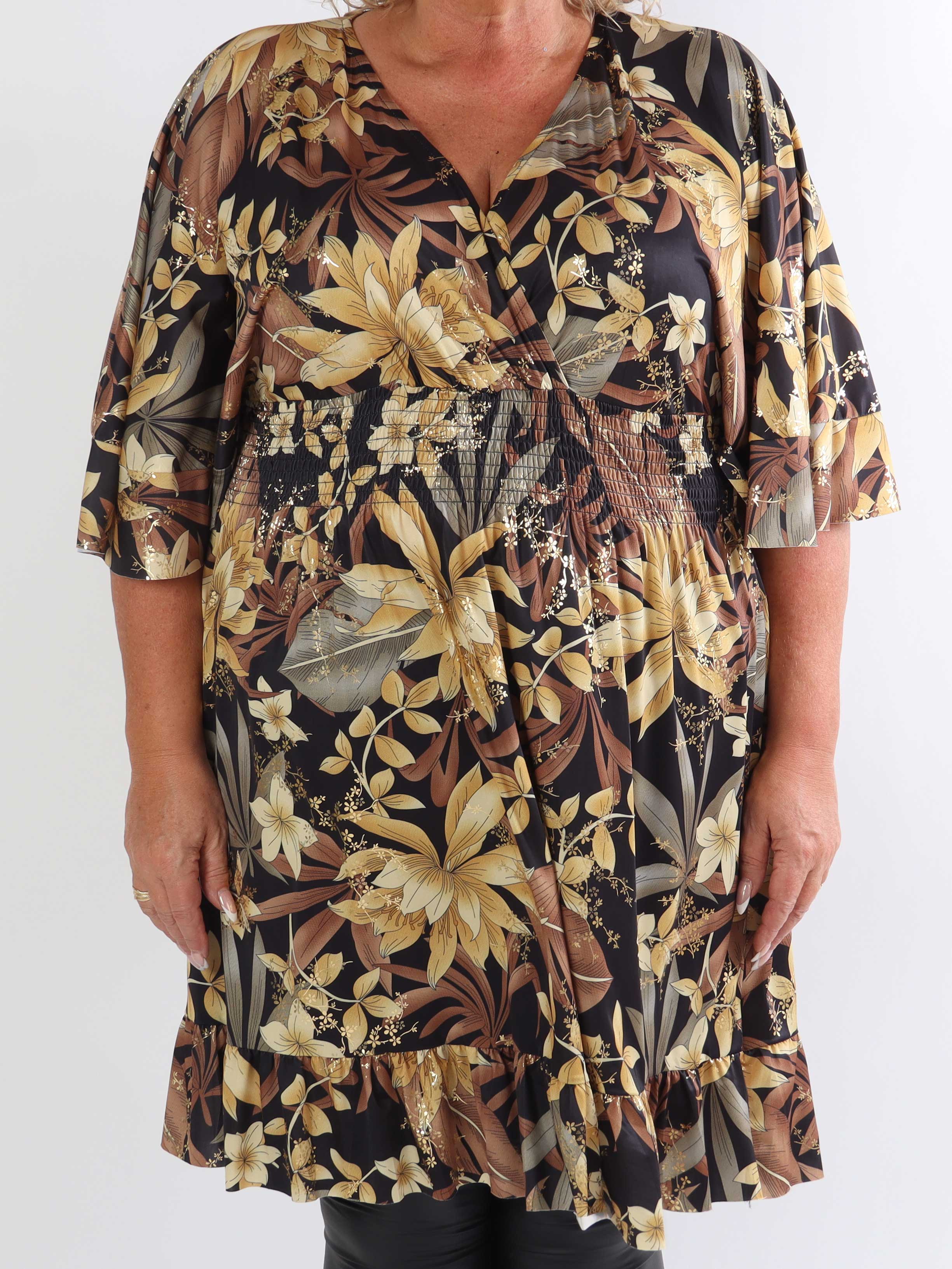 Pamela Gold Flower Short - Elastisk plus size kjole med smock og flæser