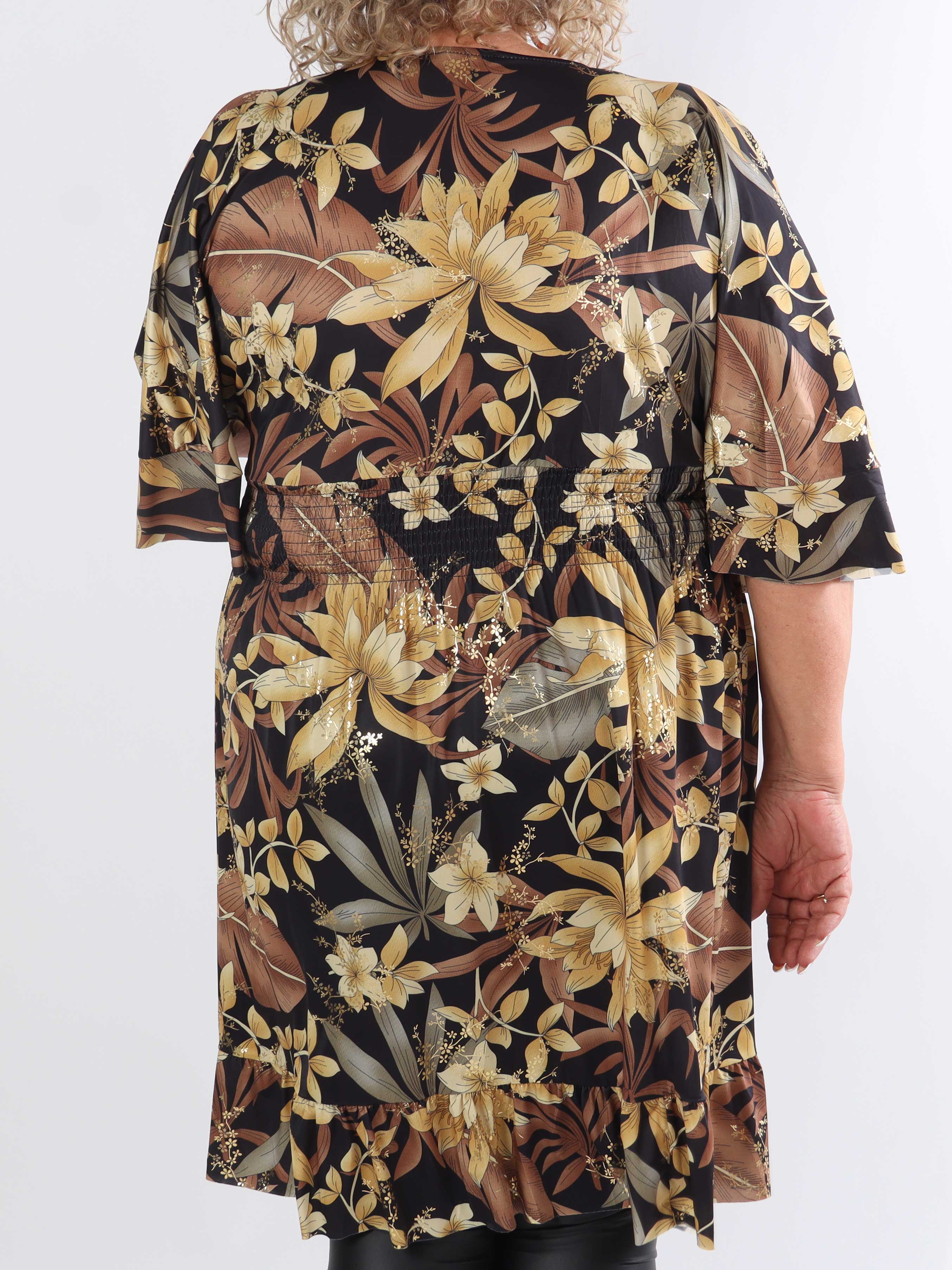Pamela Gold Flower Short - Elastisk plus size kjole med smock og flæser