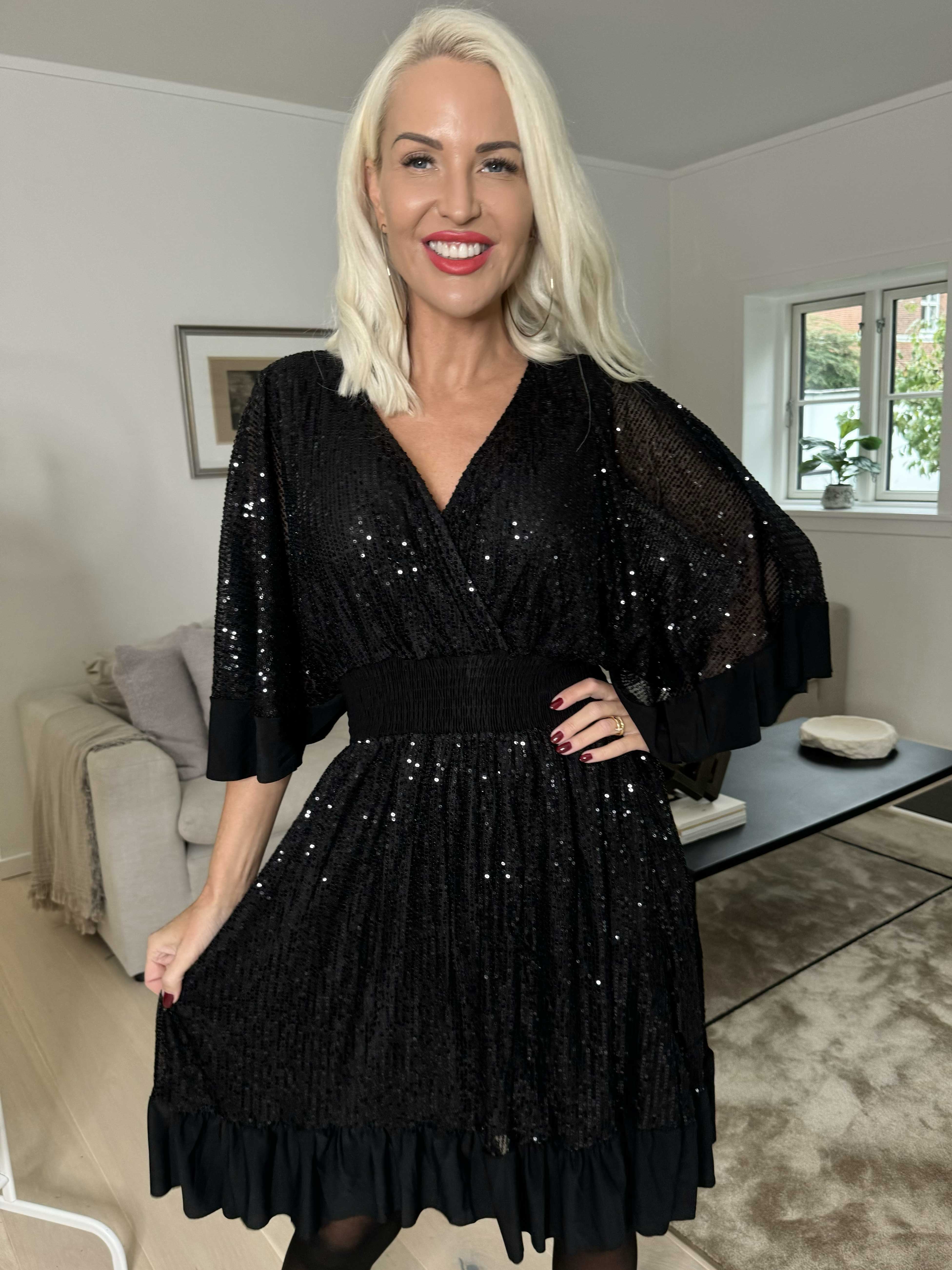 Pamela Glitter Short - Pailletkjole med flæser og smock