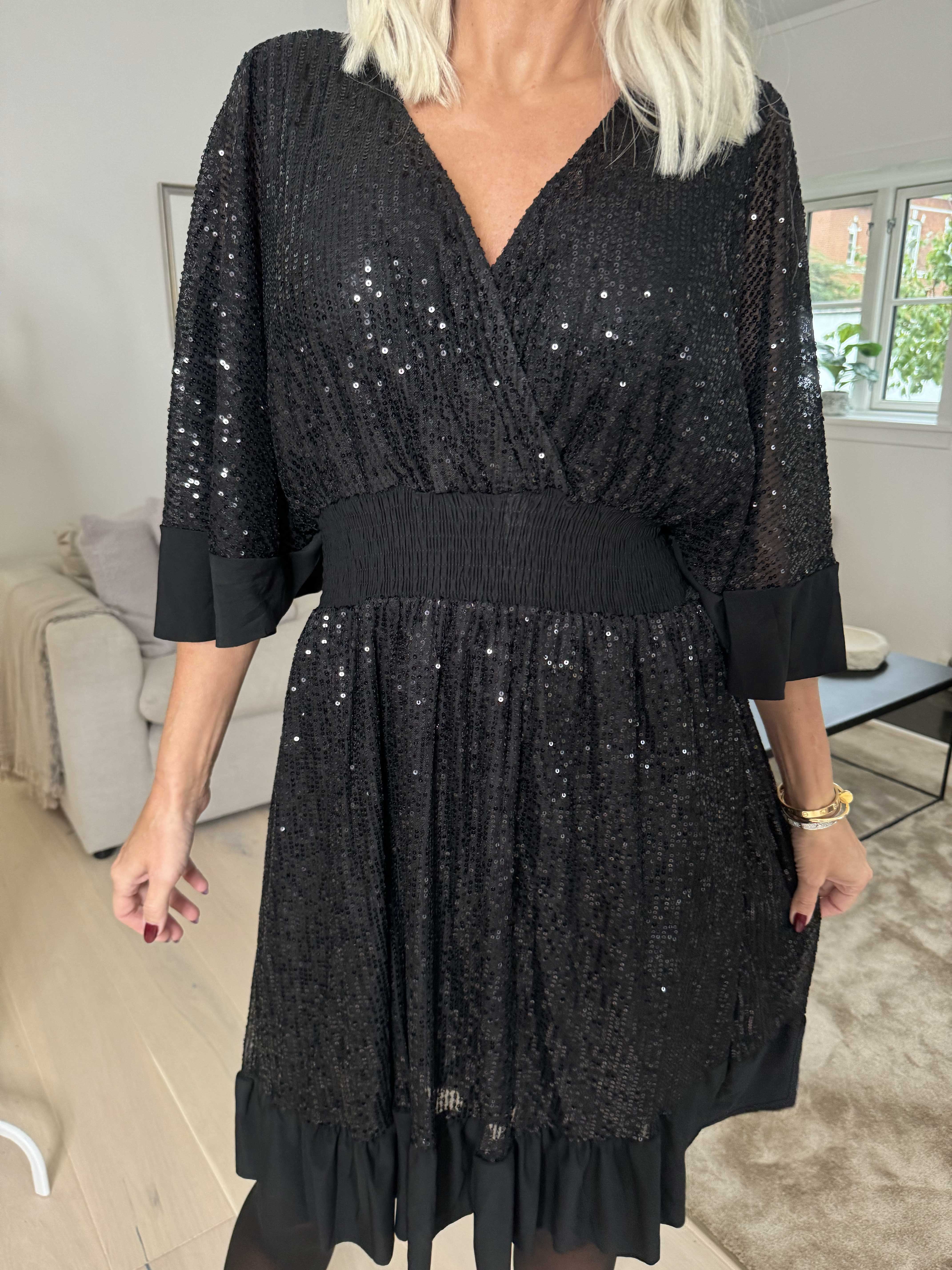 Pamela Glitter Short - Pailletkjole med flæser og smock