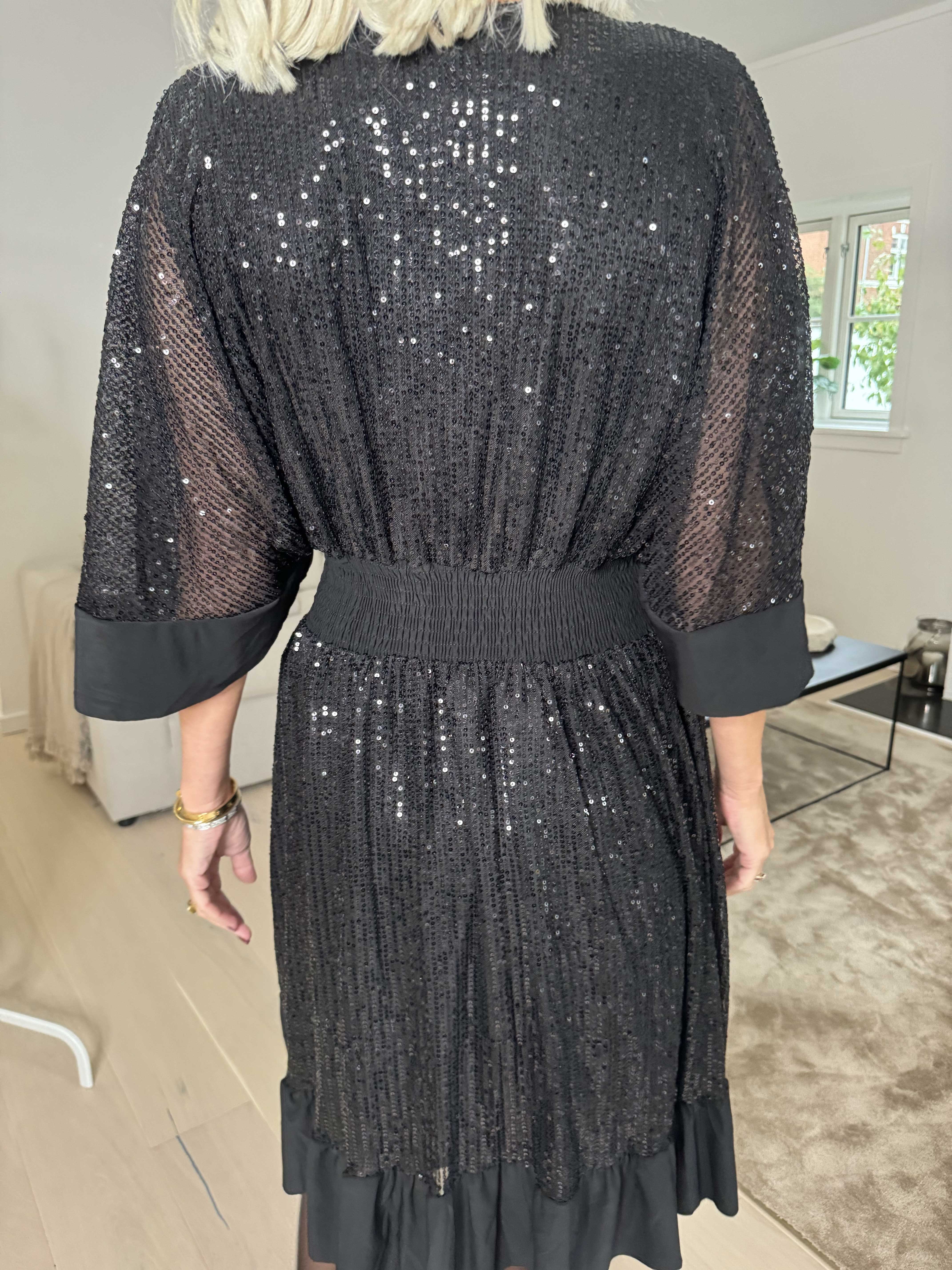 Pamela Glitter Short - Pailletkjole med flæser og smock