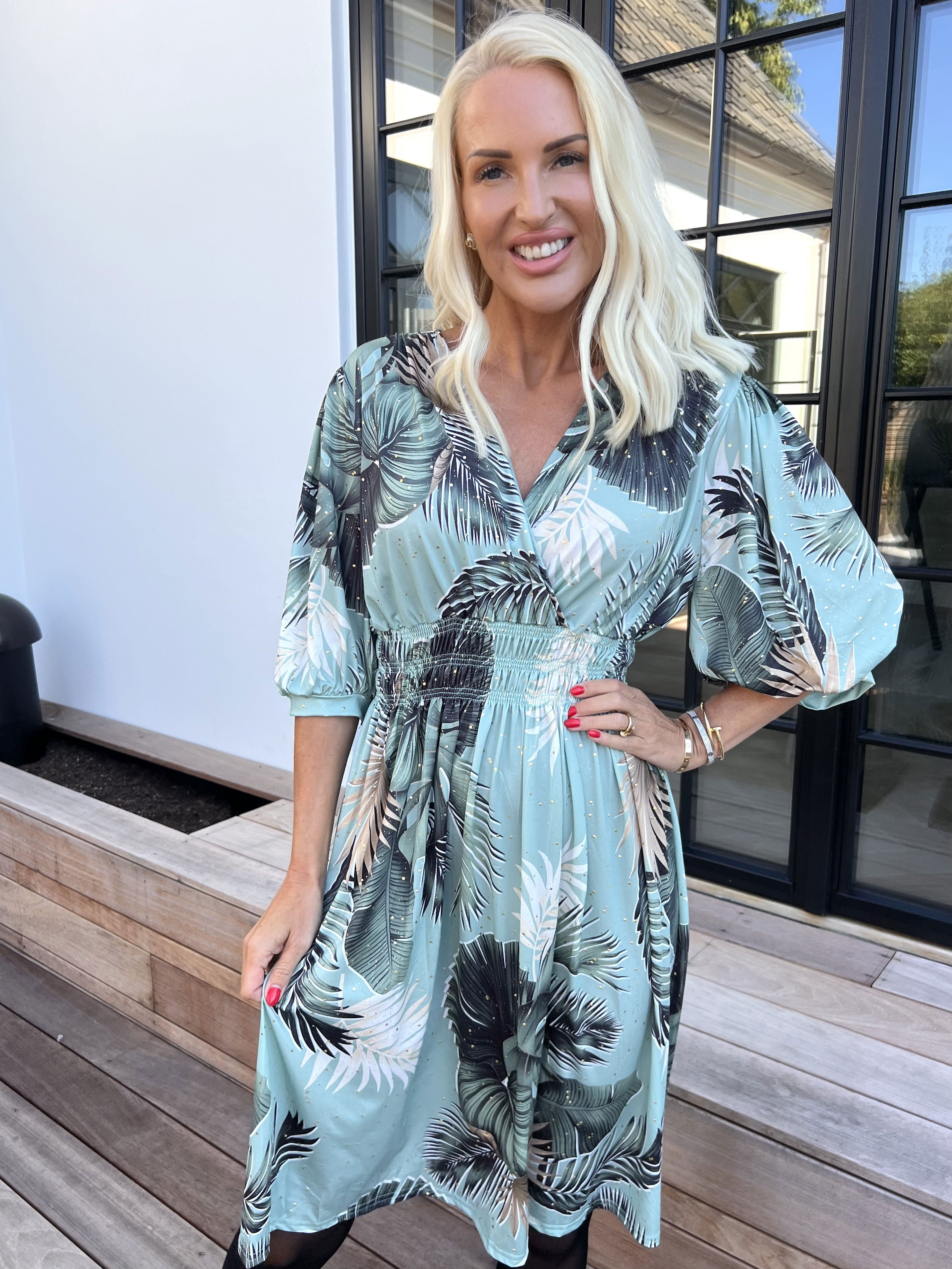 Pamina Palm Short - Elastisk kjole med blad motiver og guld støv