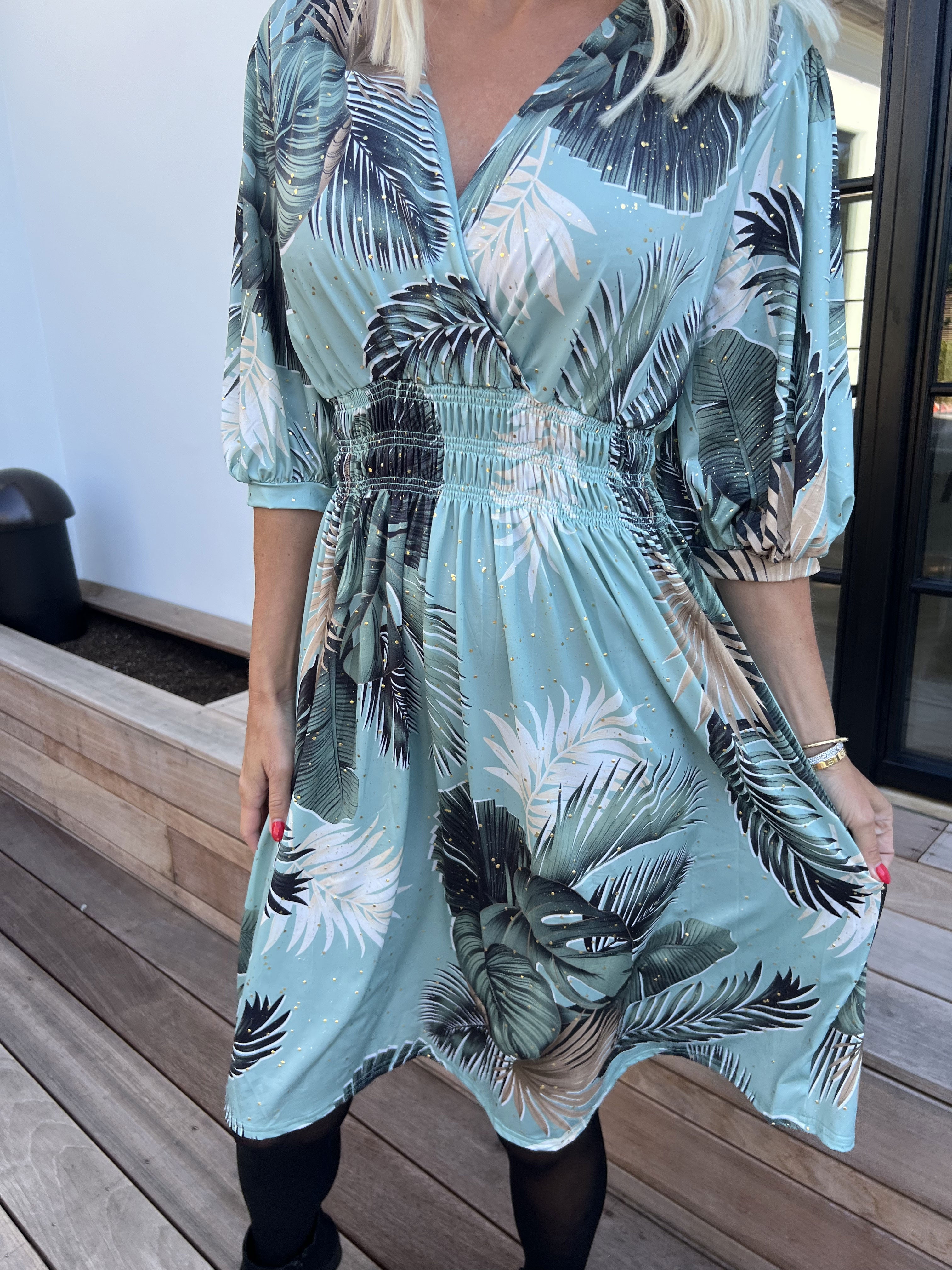 Pamina Palm Short - Elastisk kjole med blad motiver og guld støv