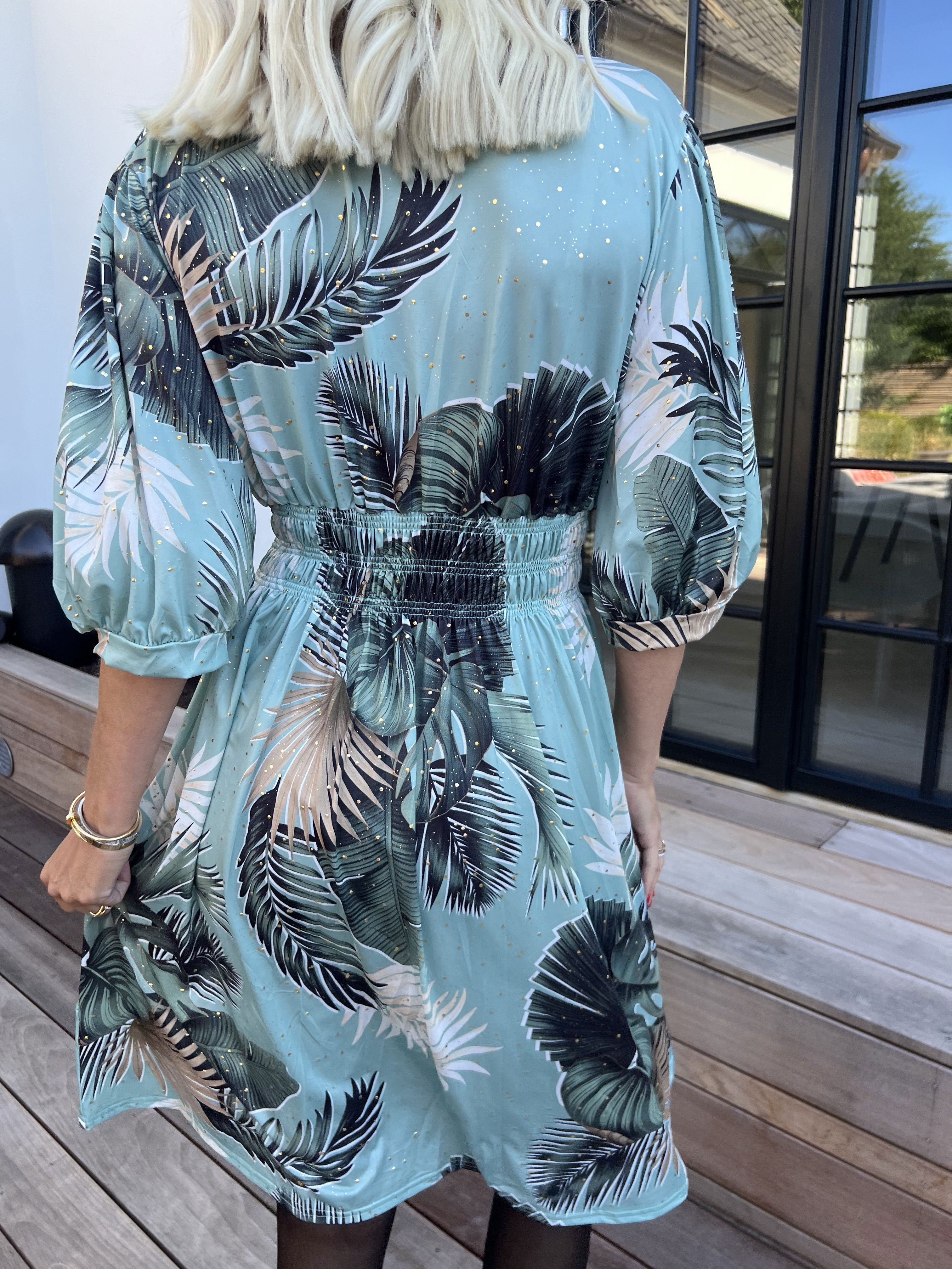 Pamina Palm Short - Elastisk kjole med blad motiver og guld støv