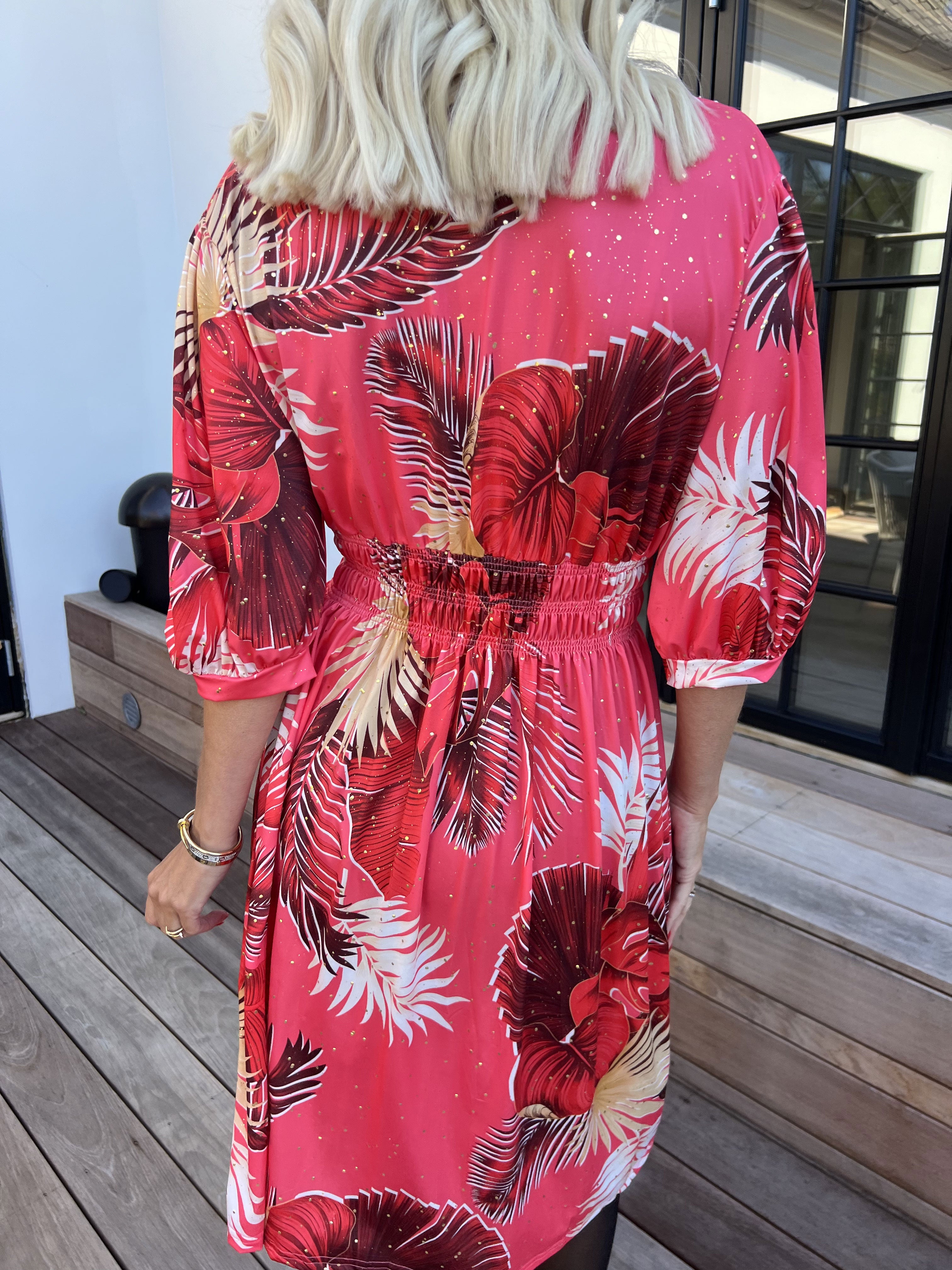 Pamina Palm Short - Elastisk kjole med blad motiver og guld støv