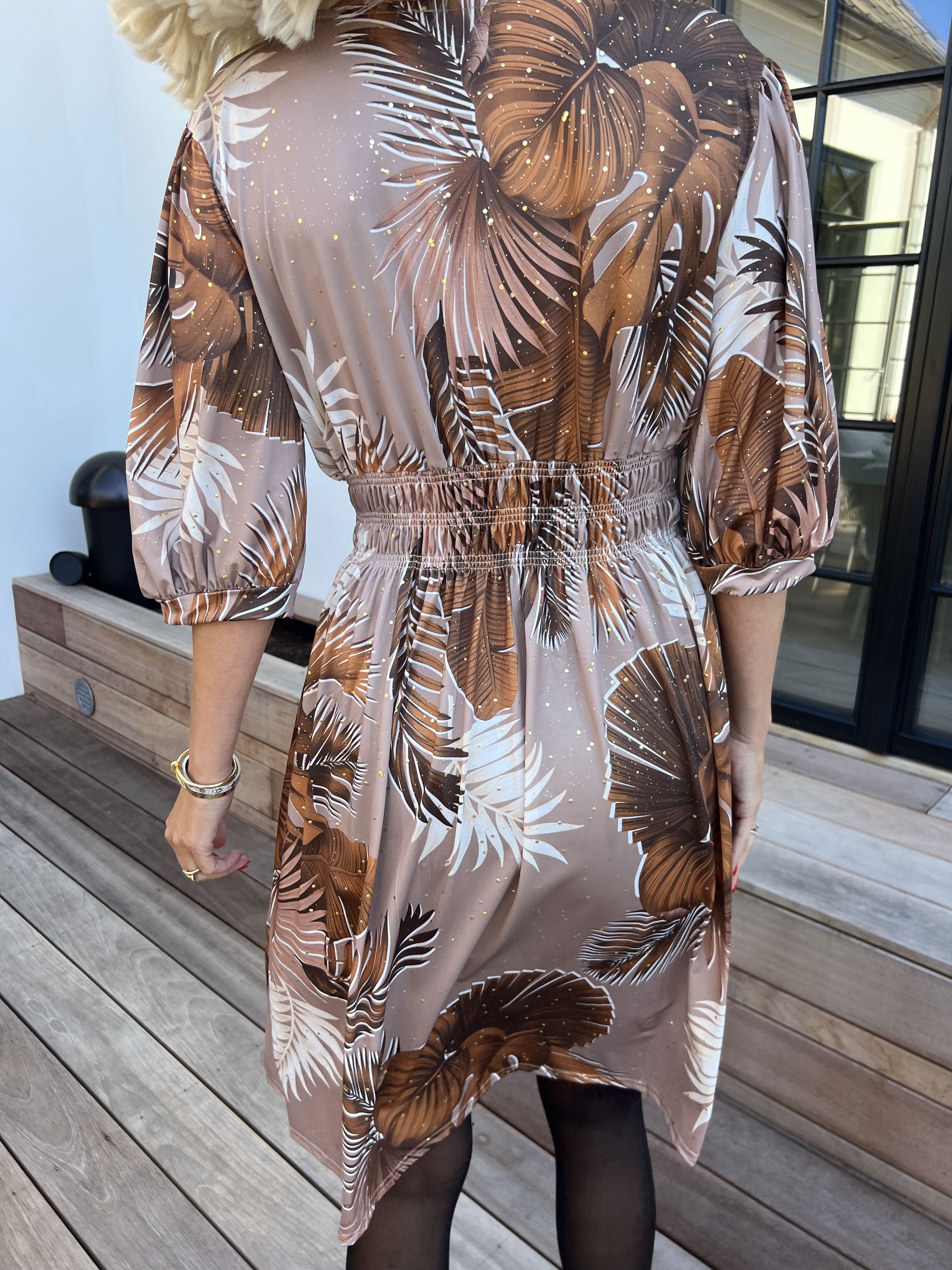 Pamina Palm Short - Elastisk kjole med blad motiver og guld støv