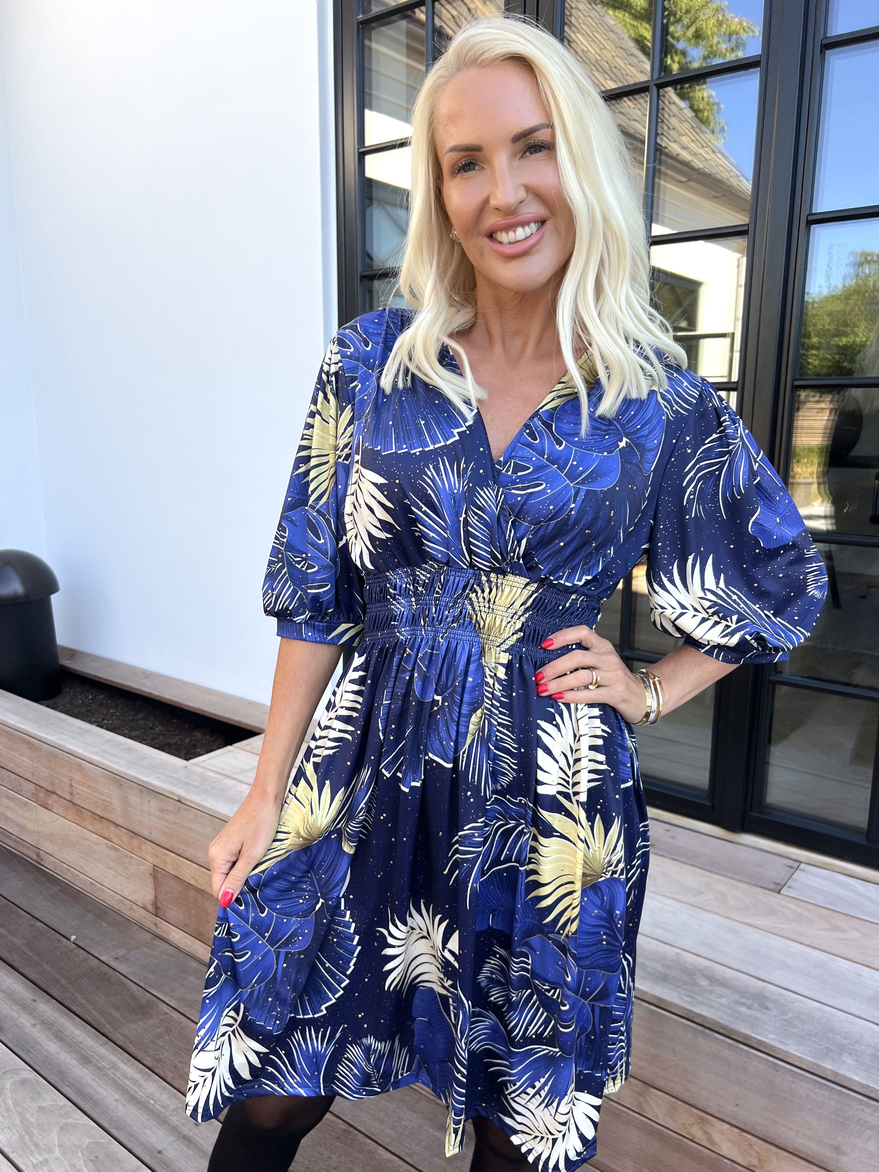 Pamina Palm Short - Elastisk kjole med blad motiver og guld støv