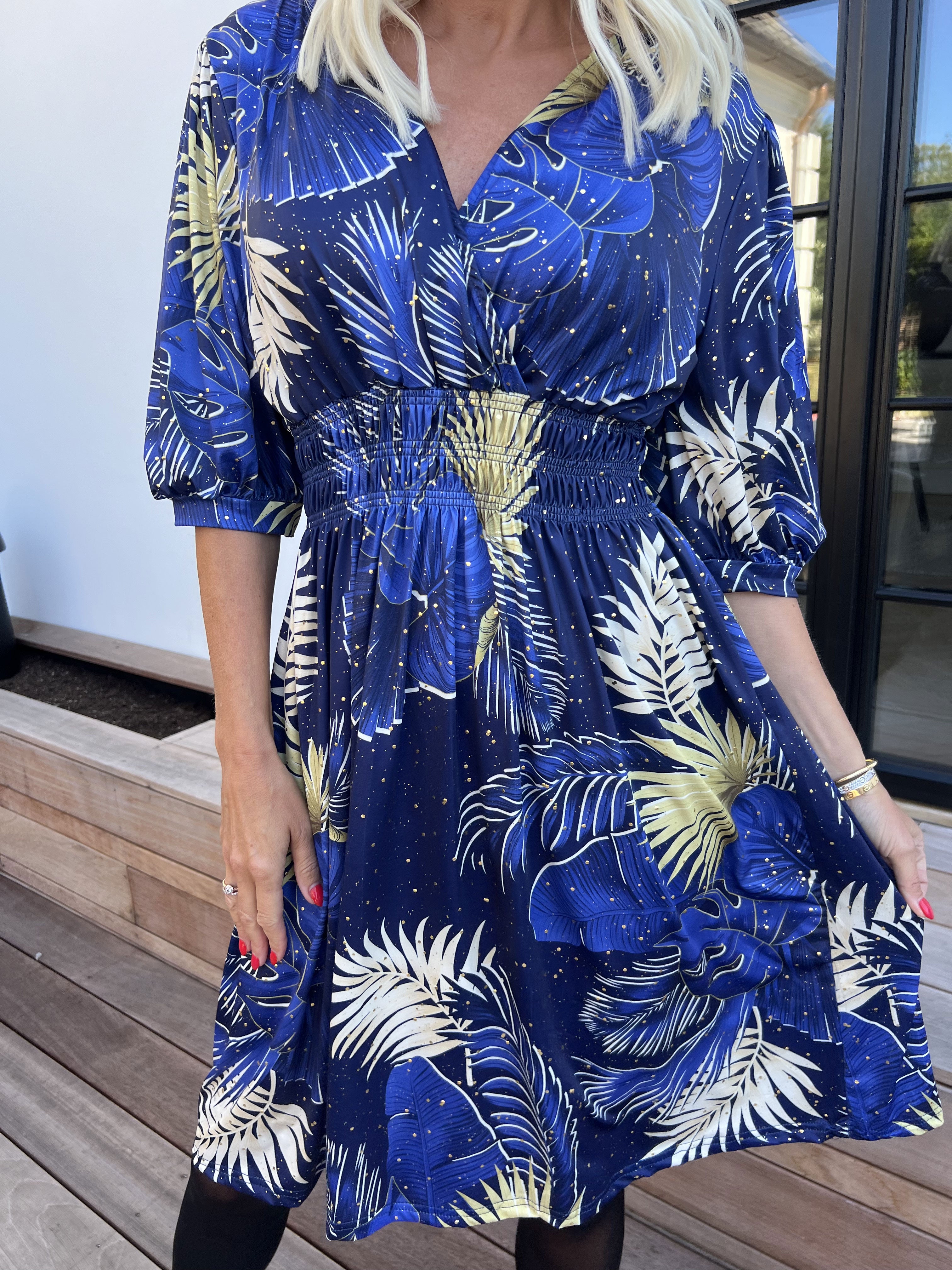 Pamina Palm Short - Elastisk kjole med blad motiver og guld støv