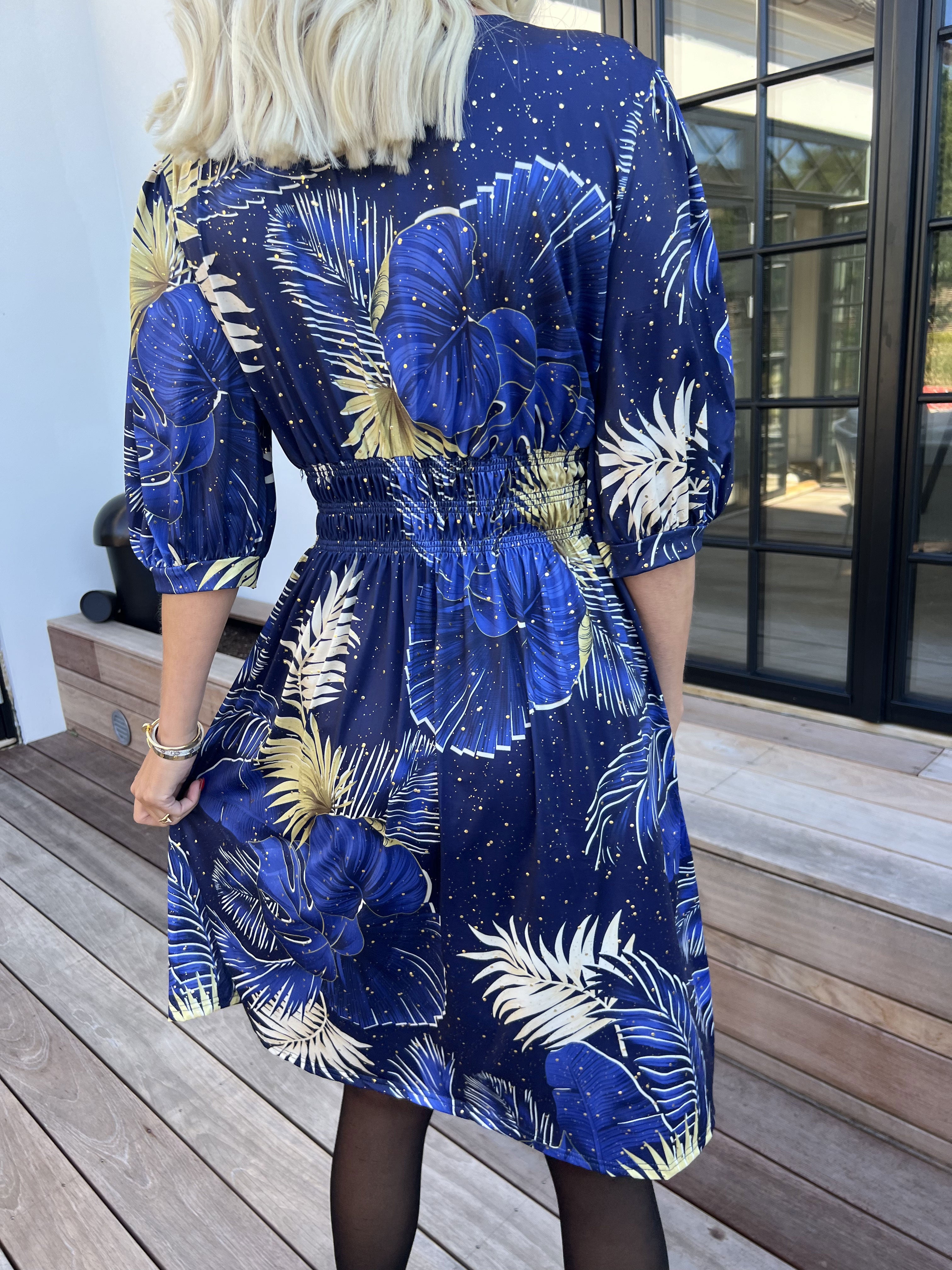 Pamina Palm Short - Elastisk kjole med blad motiver og guld støv