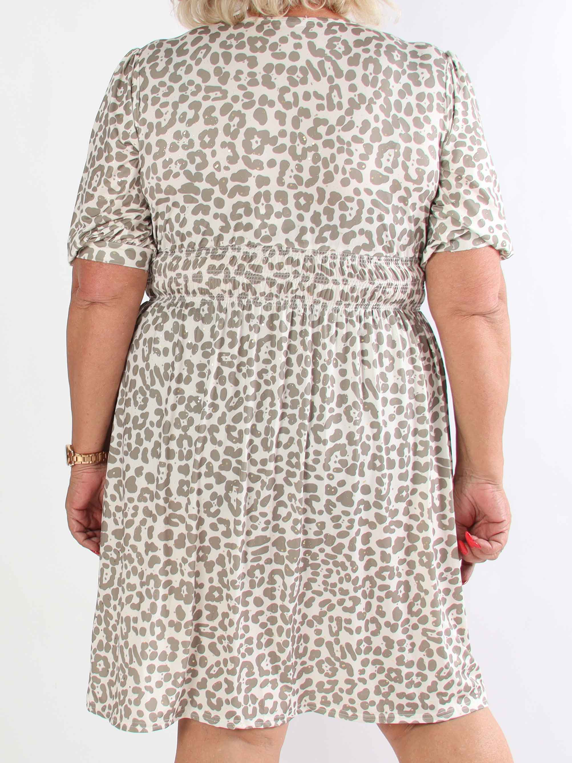Pamina Leo Short - Kort elastisk plus size kjole i leopardprint