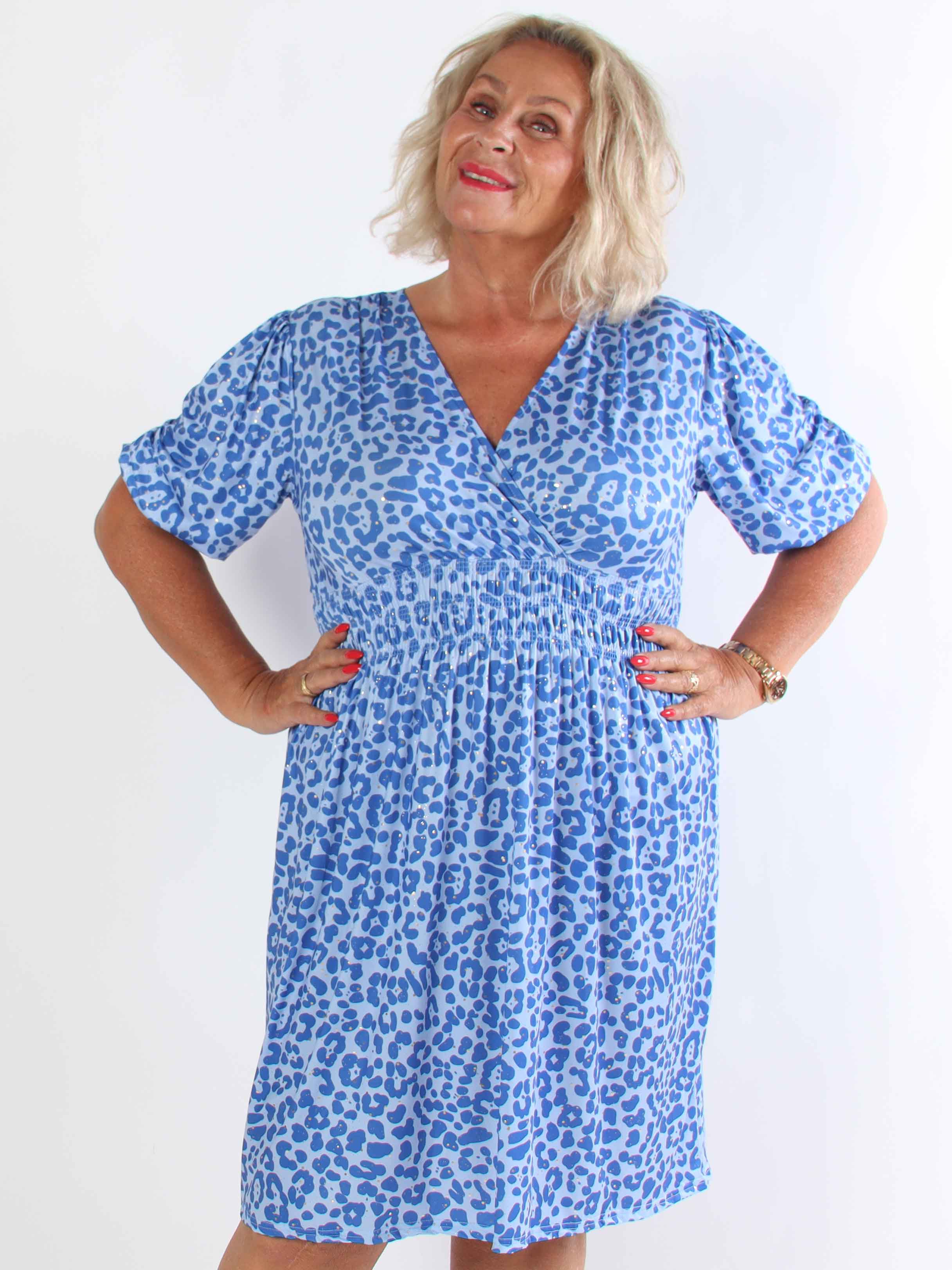 Pamina Leo Short - Kort elastisk plus size kjole i leopardprint