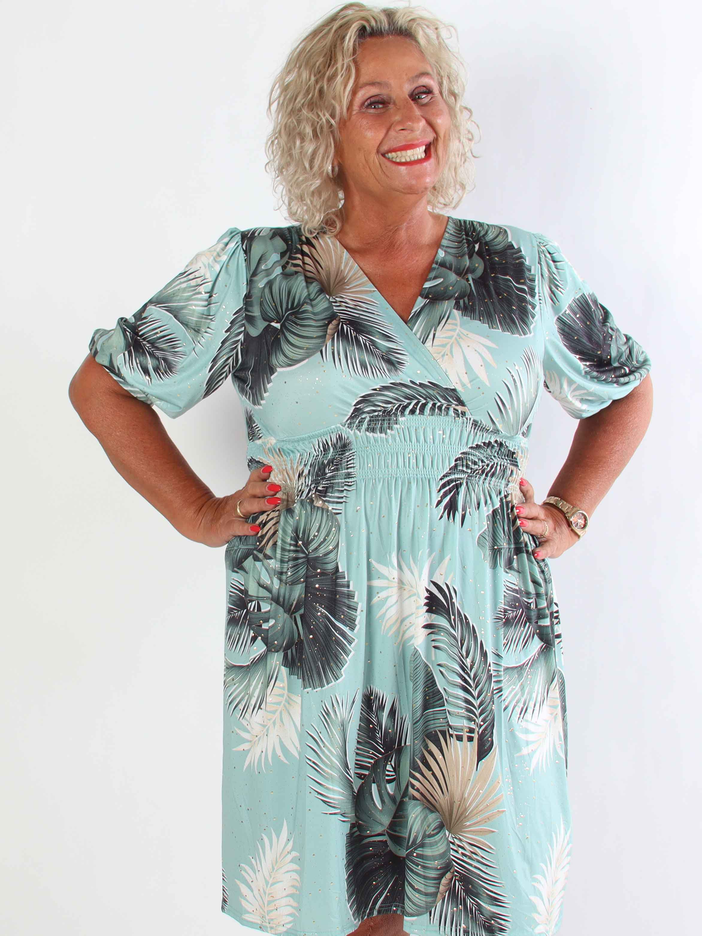 Pamina Palm Short - Elastisk plus size kjole med blad motiver og guld støv