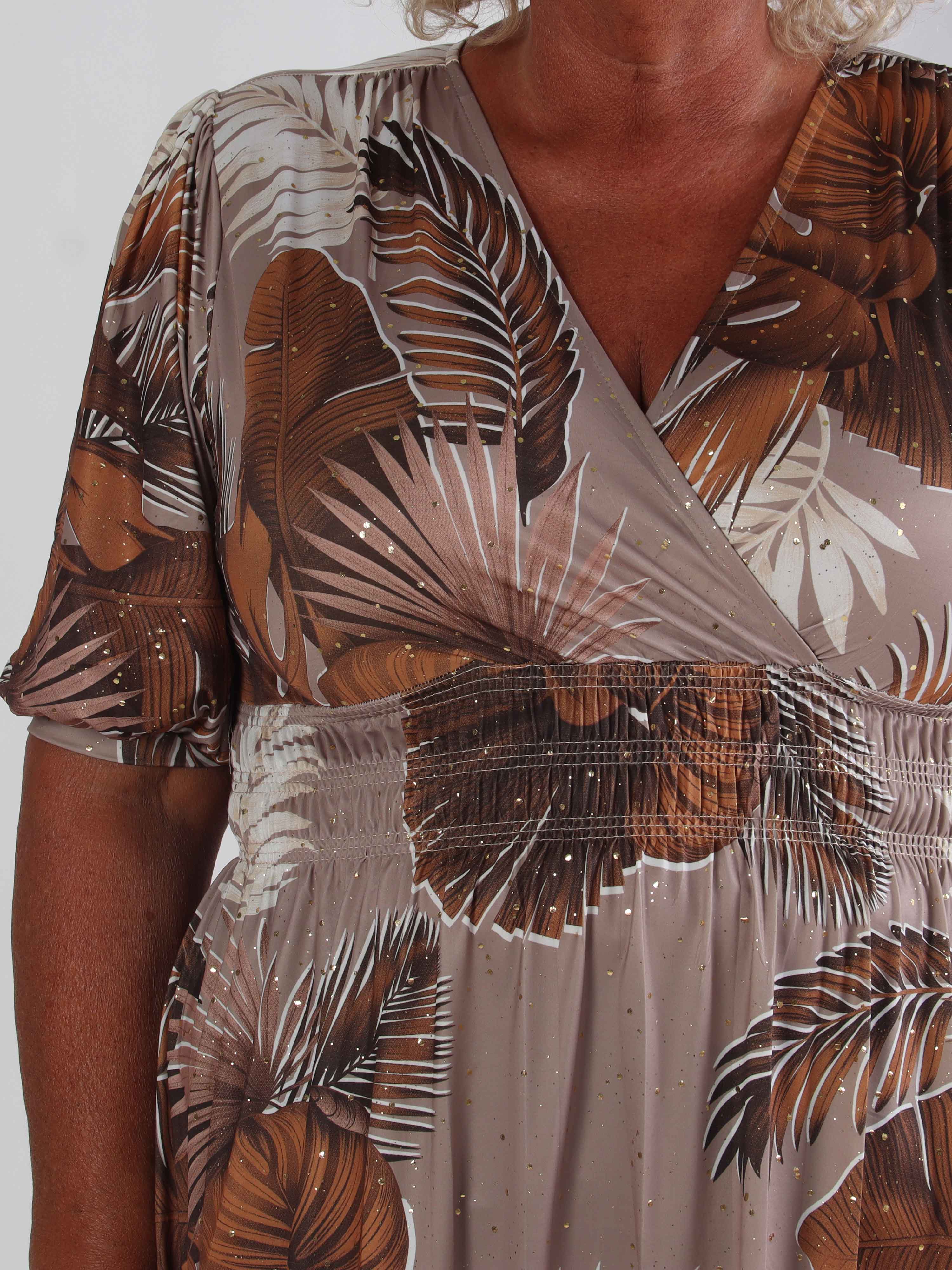 Pamina Palm Short - Elastisk plus size kjole med blad motiver og guld støv