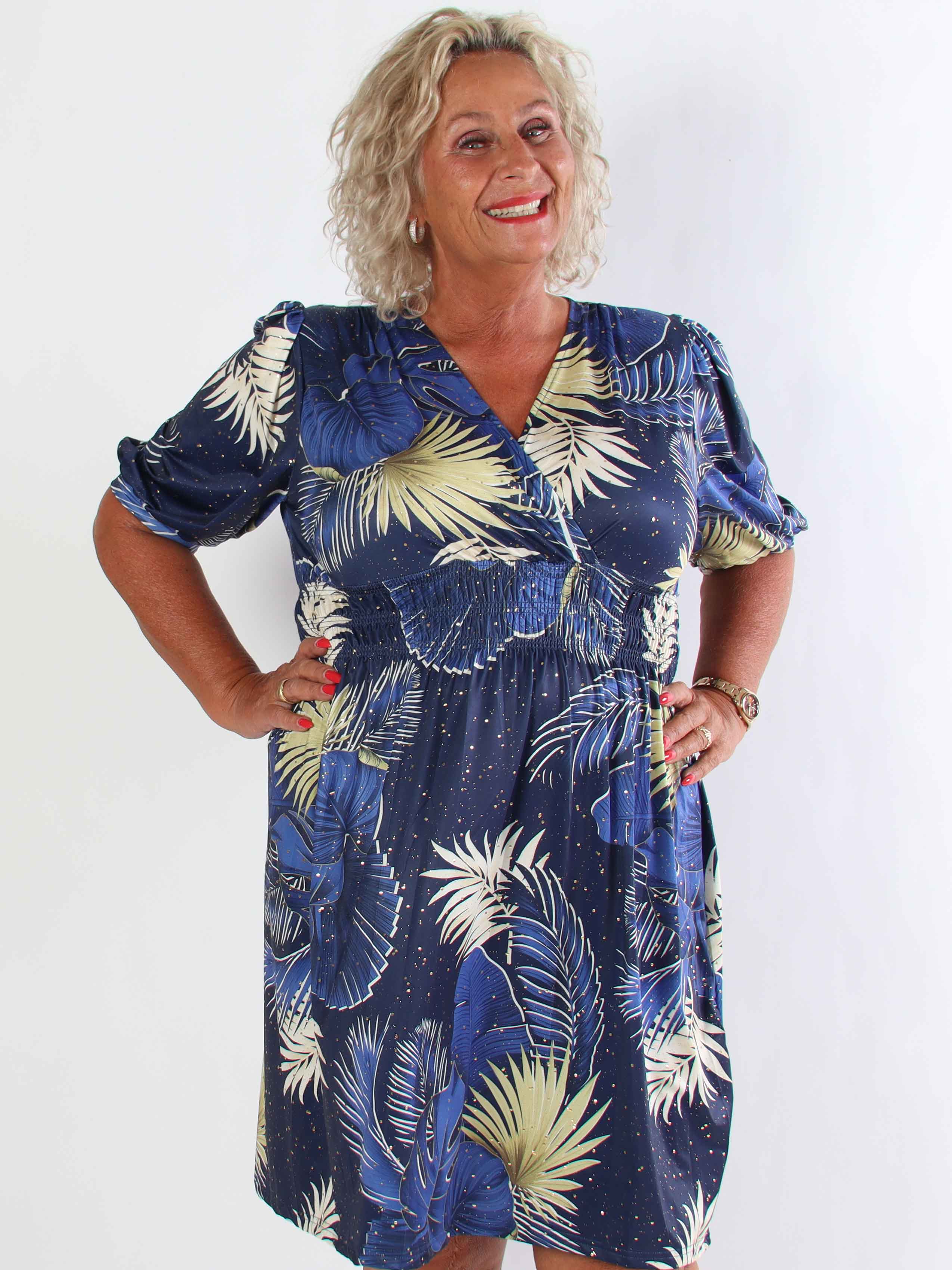 Pamina Palm Short - Elastisk plus size kjole med blad motiver og guld støv