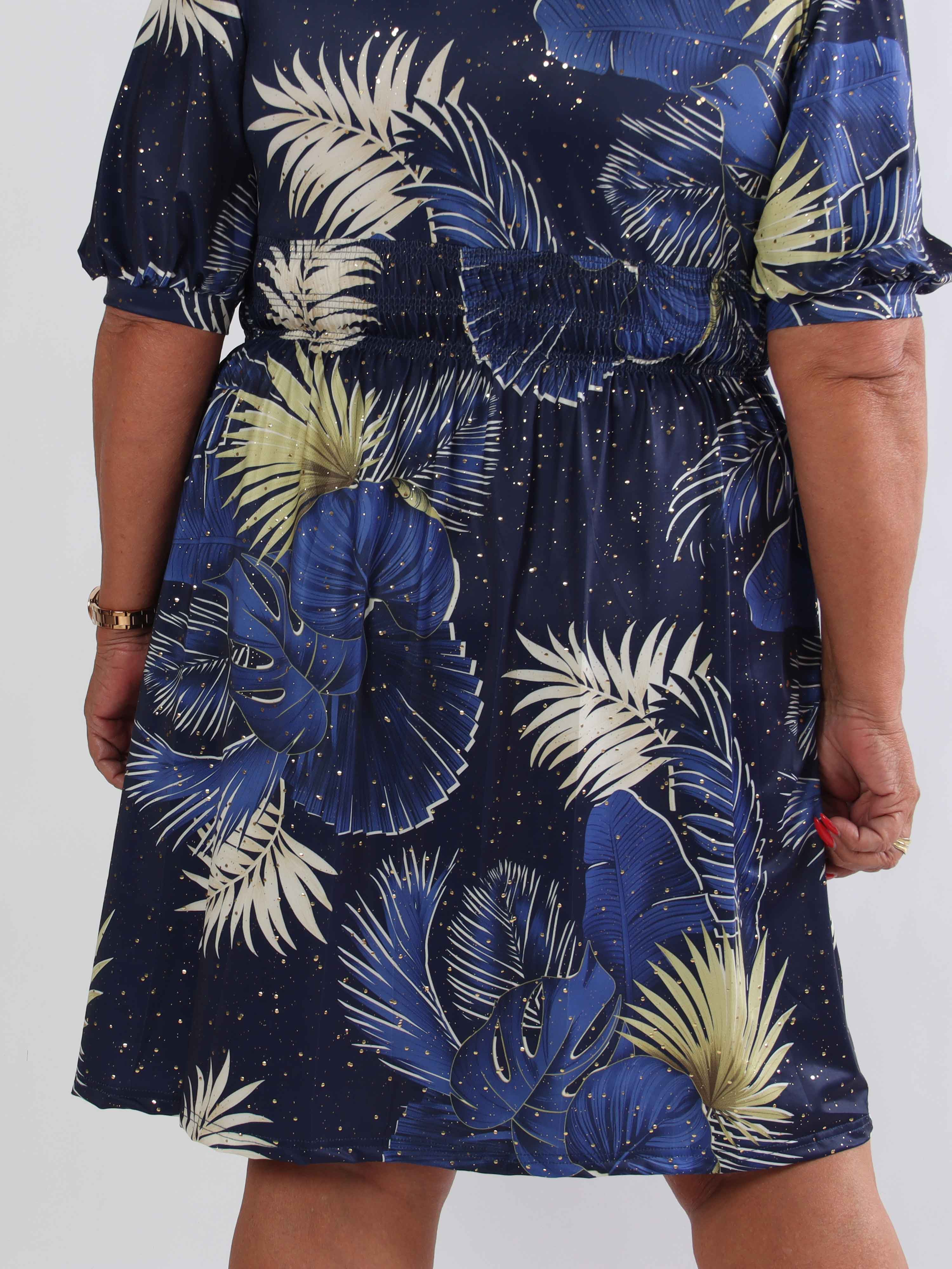 Pamina Palm Short - Elastisk plus size kjole med blad motiver og guld støv