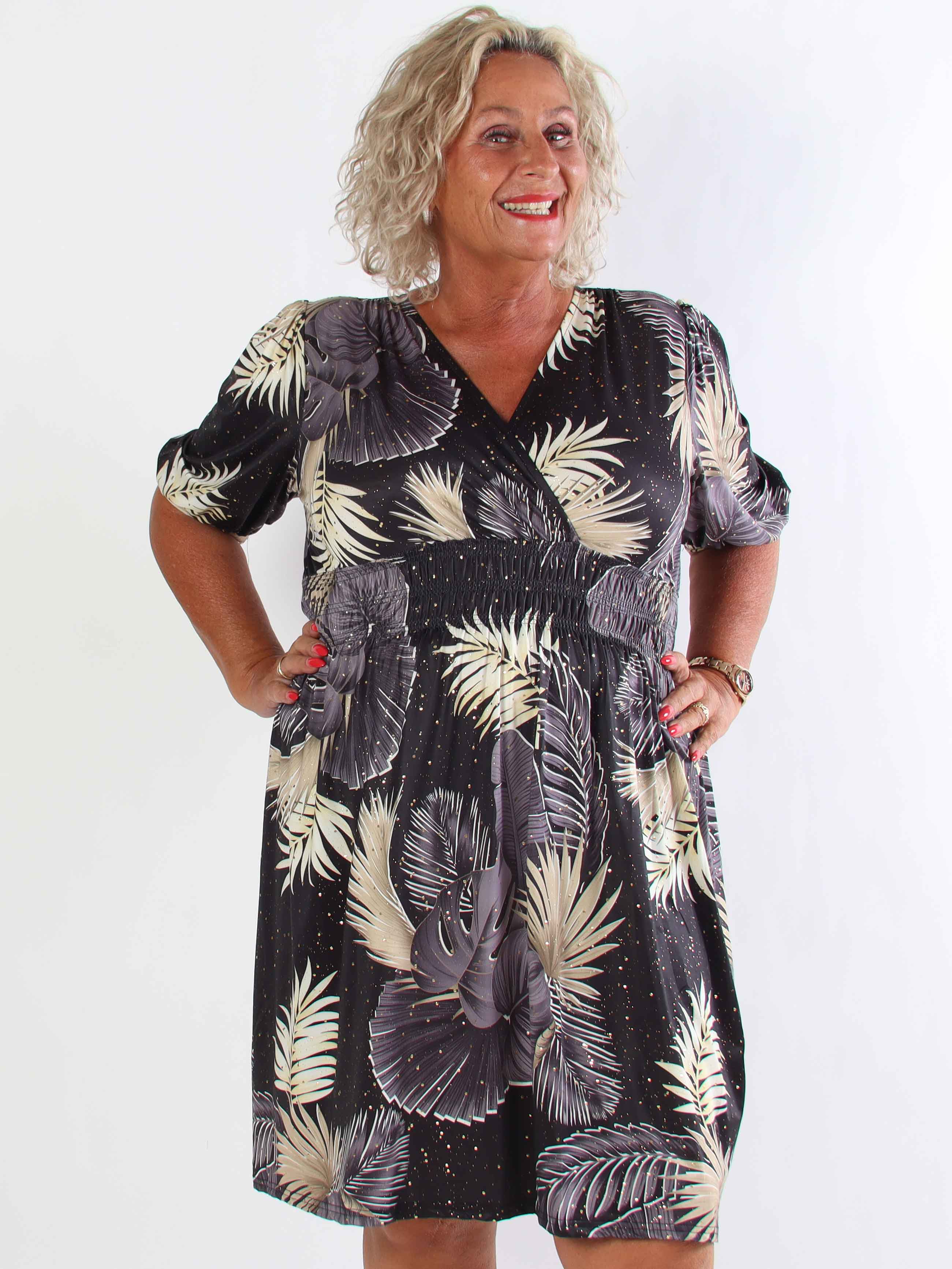 Pamina Palm Short - Elastisk plus size kjole med blad motiver og guld støv
