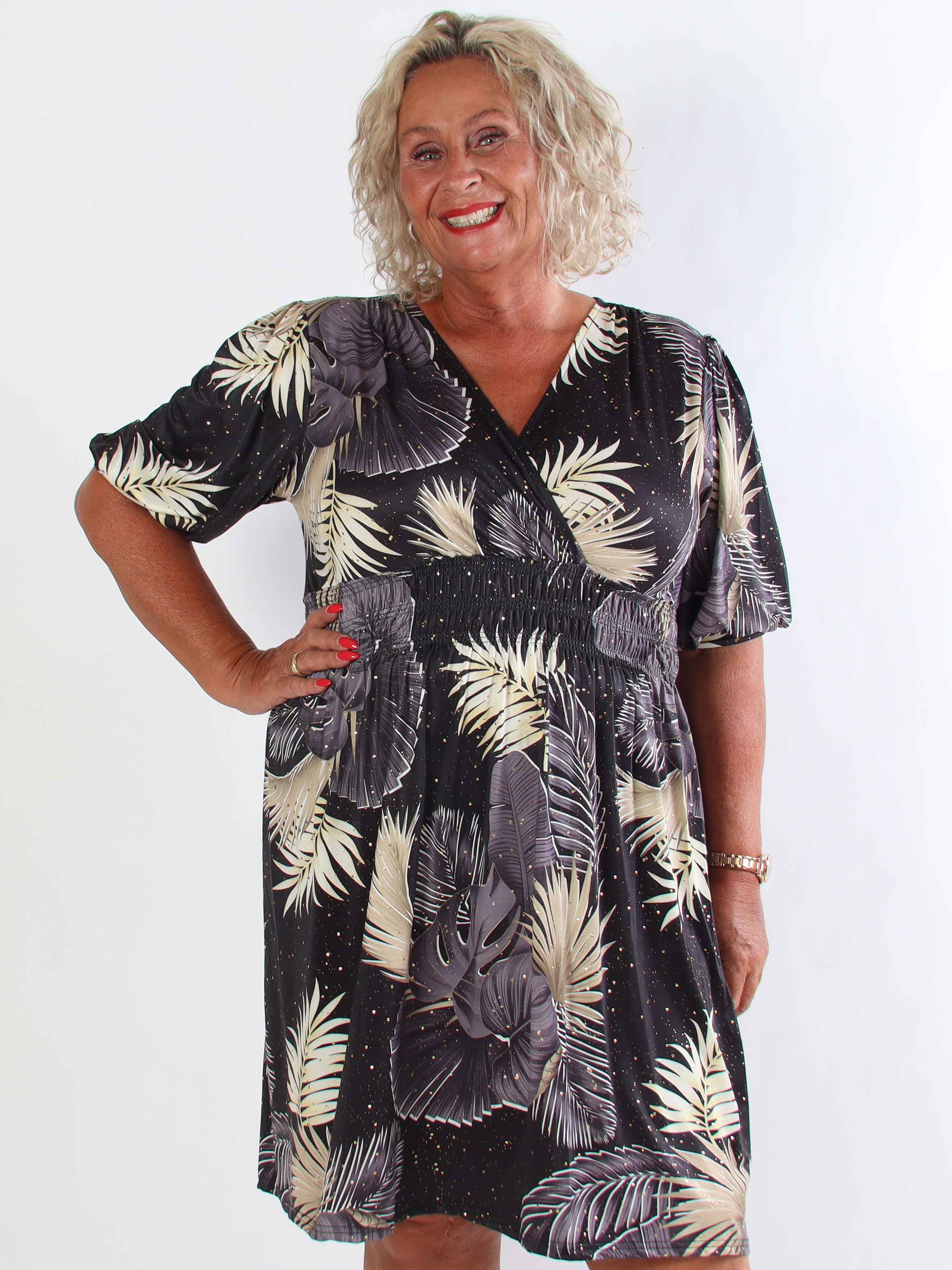 Pamina Palm Short - Elastisk plus size kjole med blad motiver og guld støv