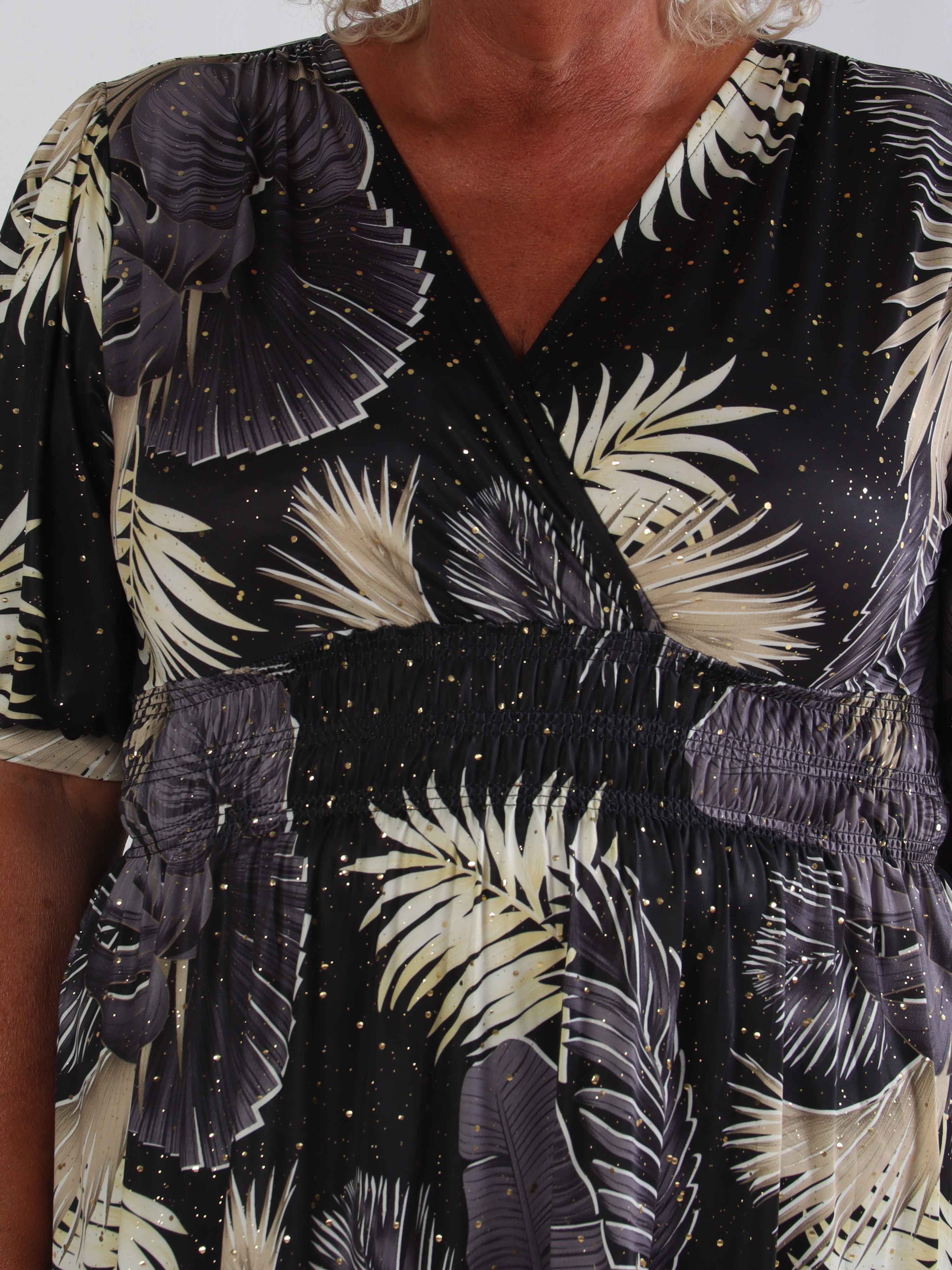Pamina Palm Short - Elastisk plus size kjole med blad motiver og guld støv