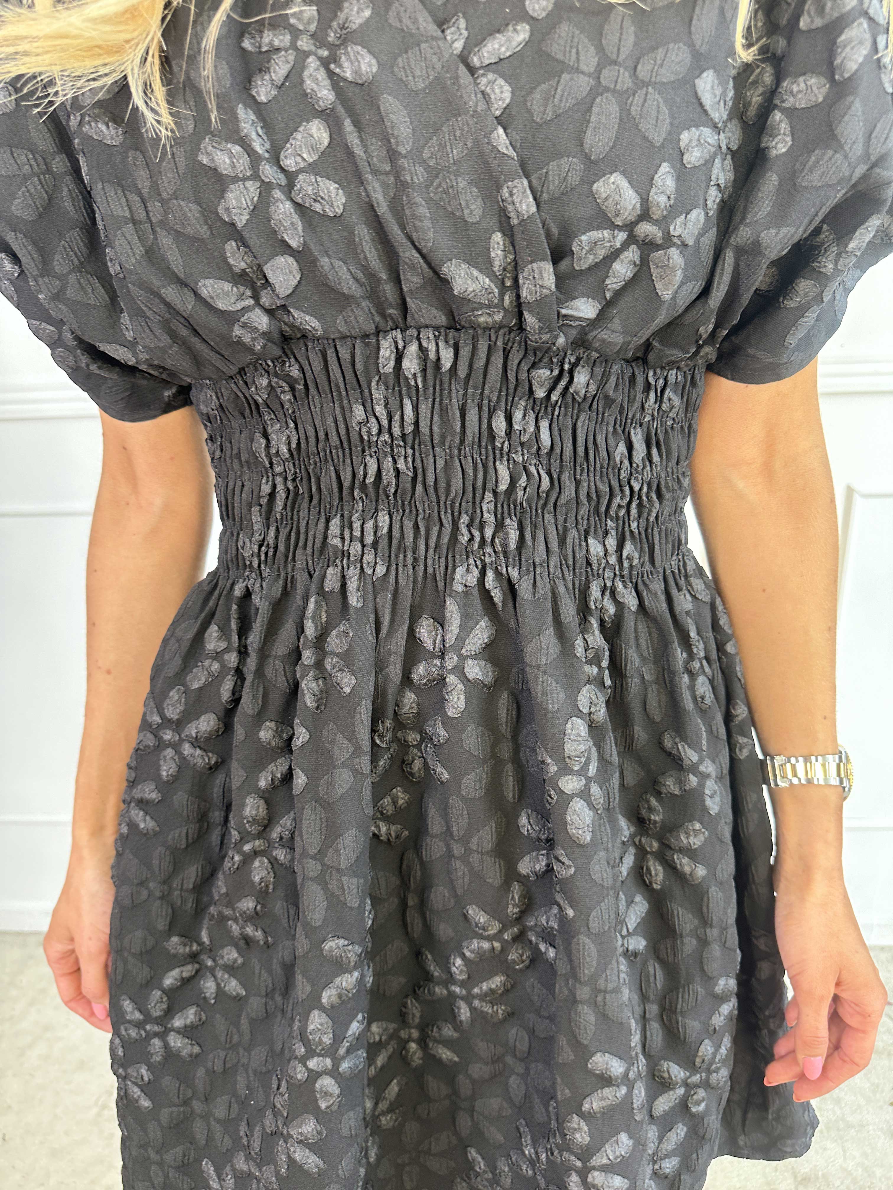 Pams Bloom Short - Feminin kjole med blomstermotiver