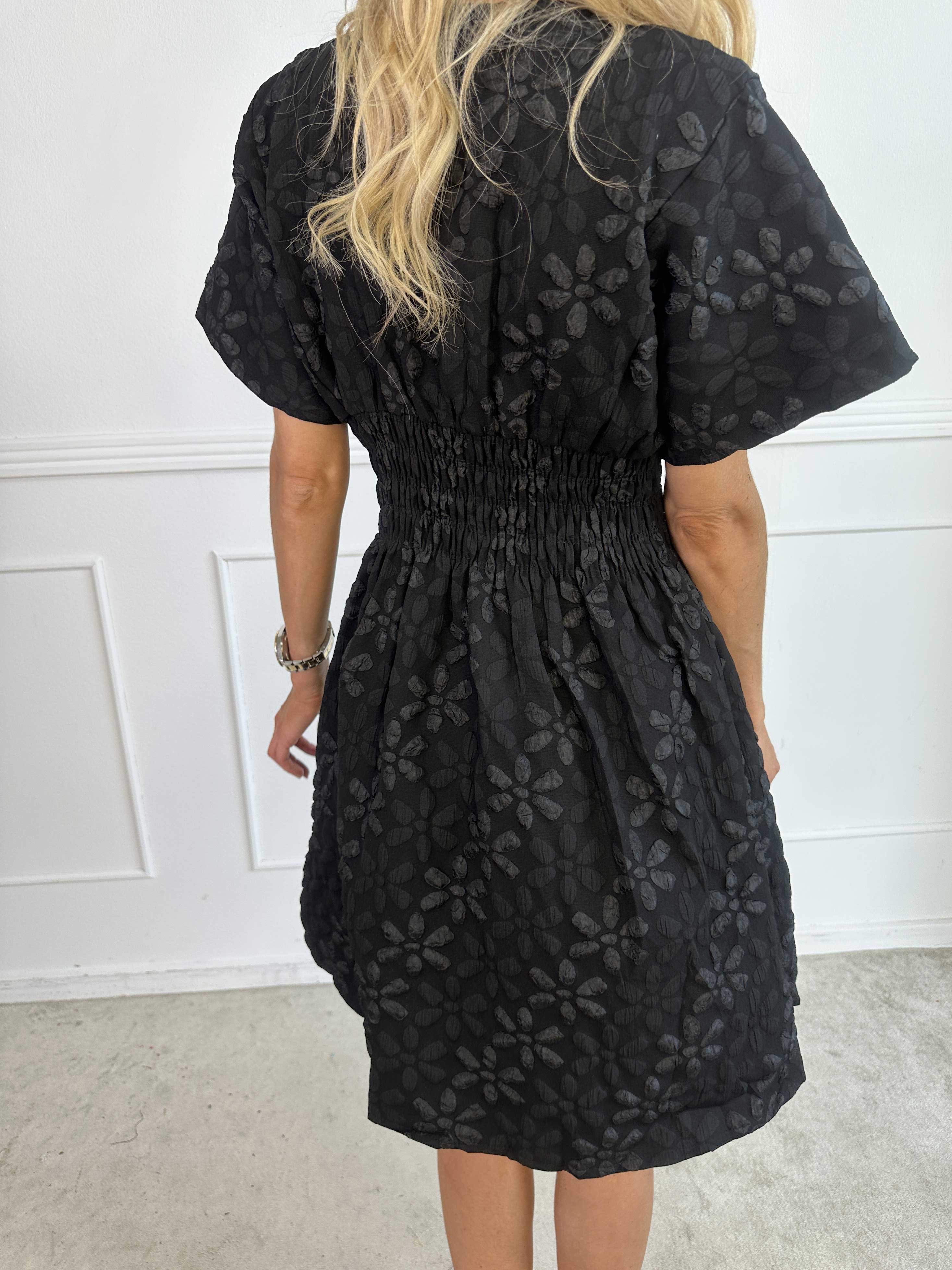 Pams Bloom Short - Feminin kjole med blomstermotiver