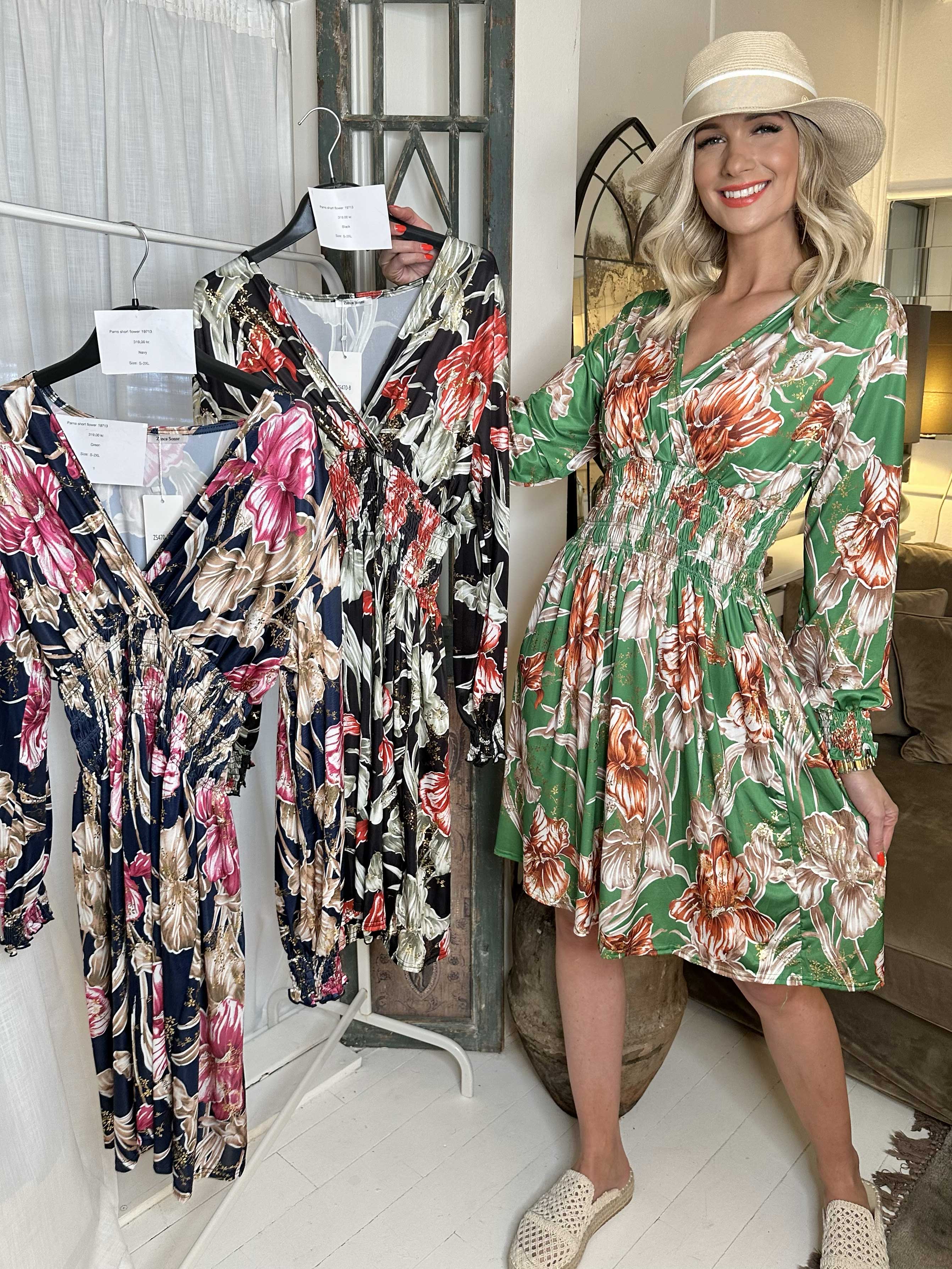 Pams Flower Short L/S - Elastisk mønstret kjole i krølfrit stof