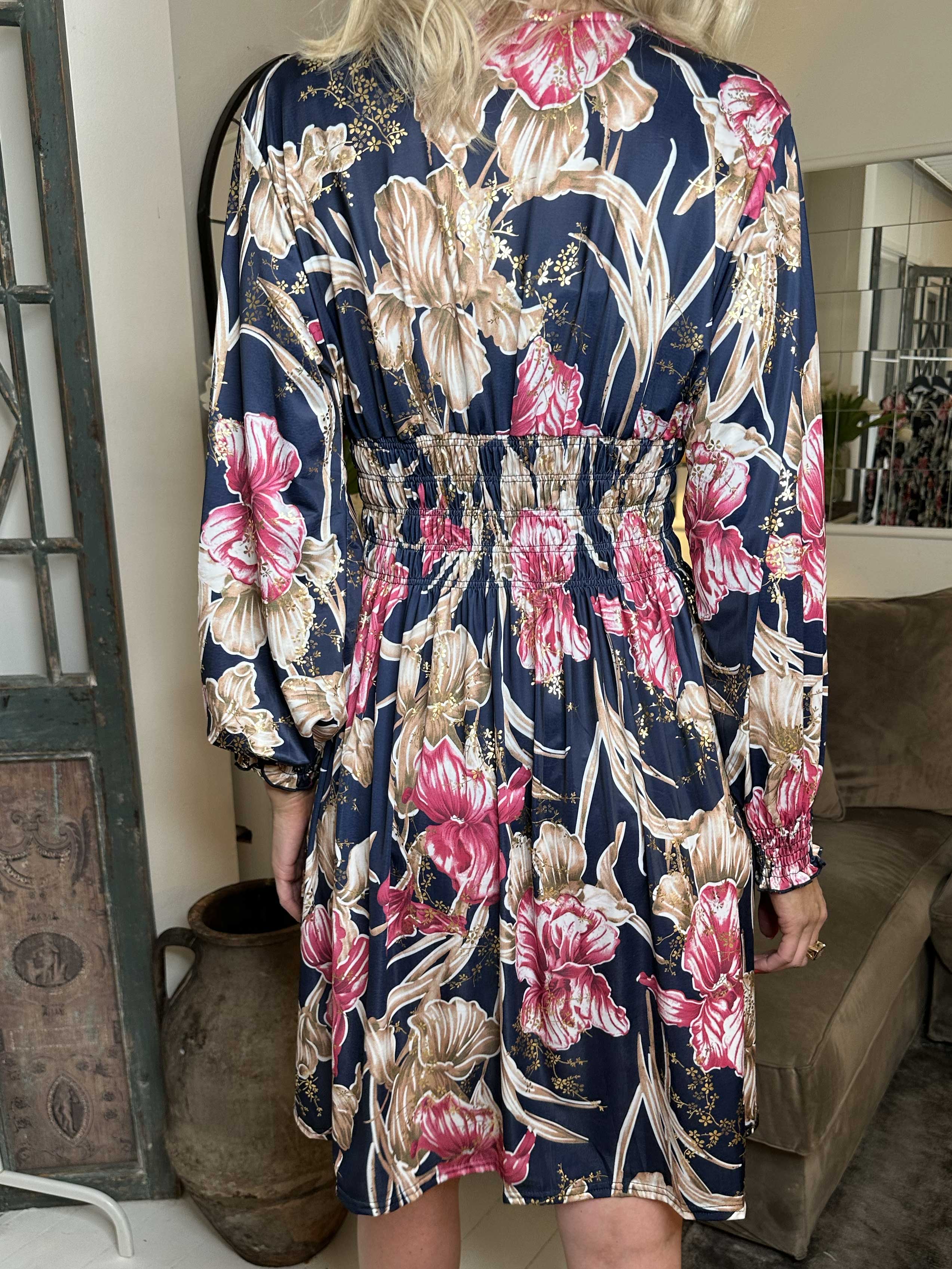 Pams Flower Short L/S - Elastisk mønstret kjole i krølfrit stof