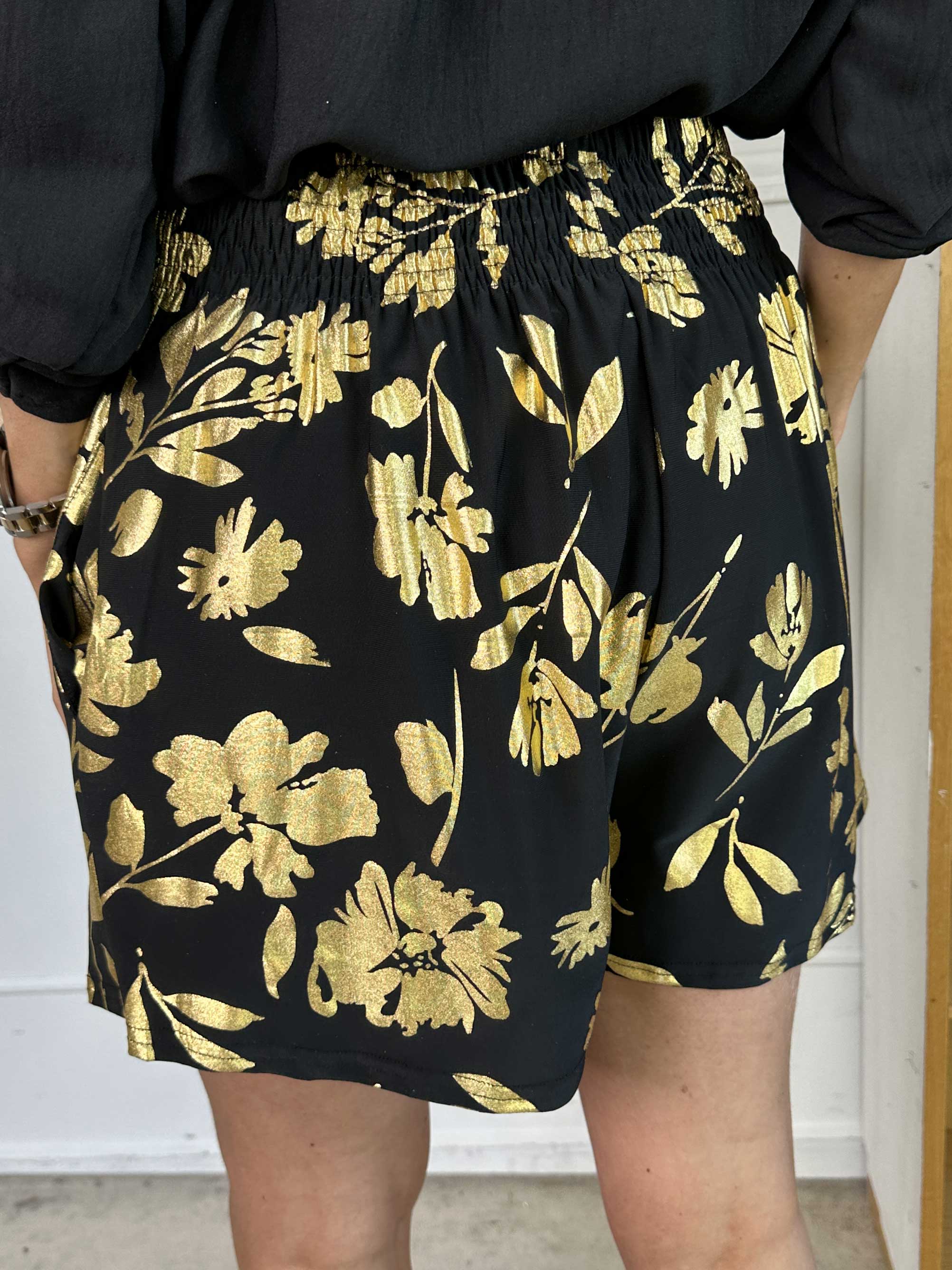 Pams Gold Flower Shorts - Elastiske shorts med guld blade