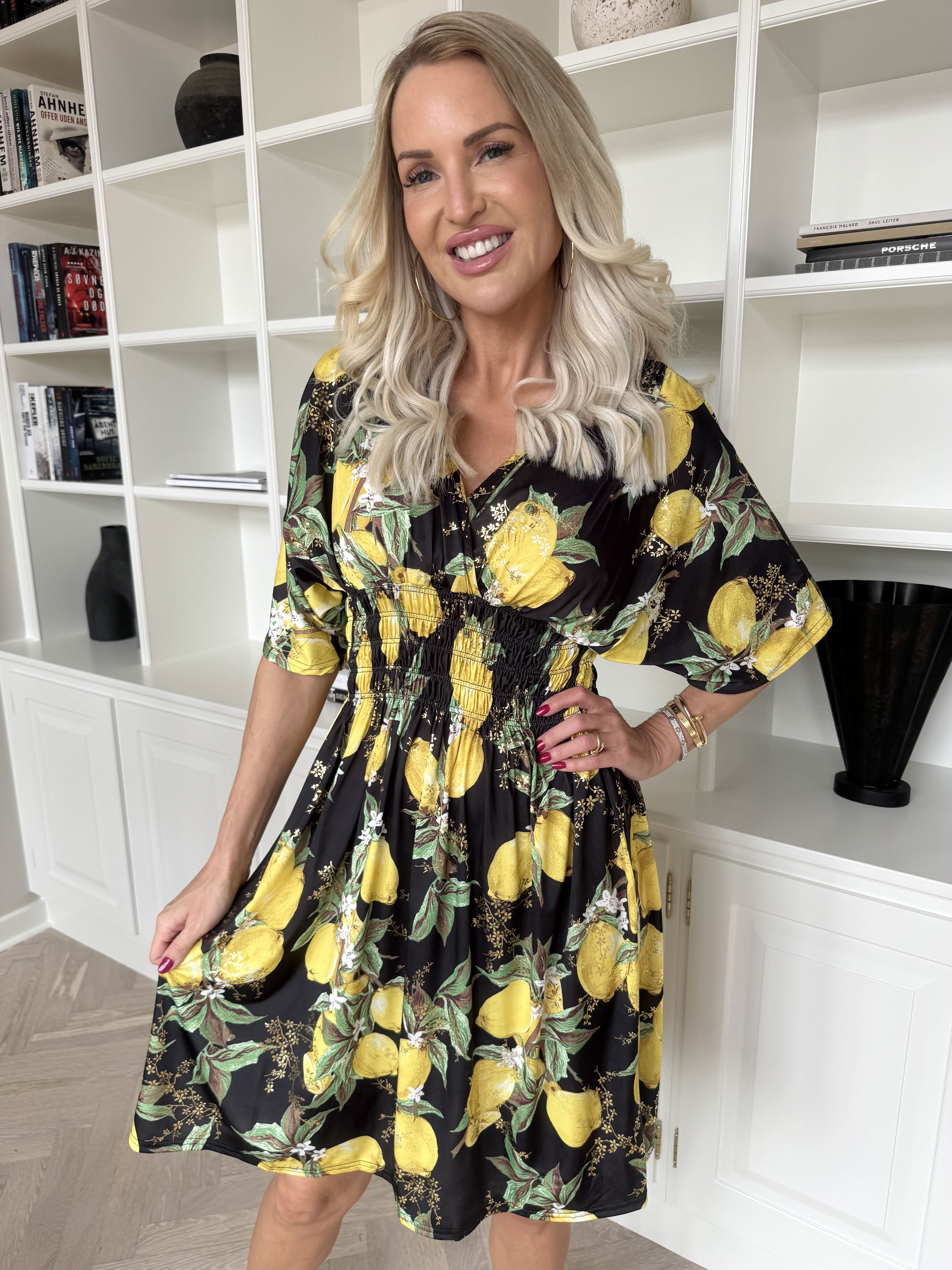 Pams Lemon Short - Elastisk kjole med citroner og guld detaljer