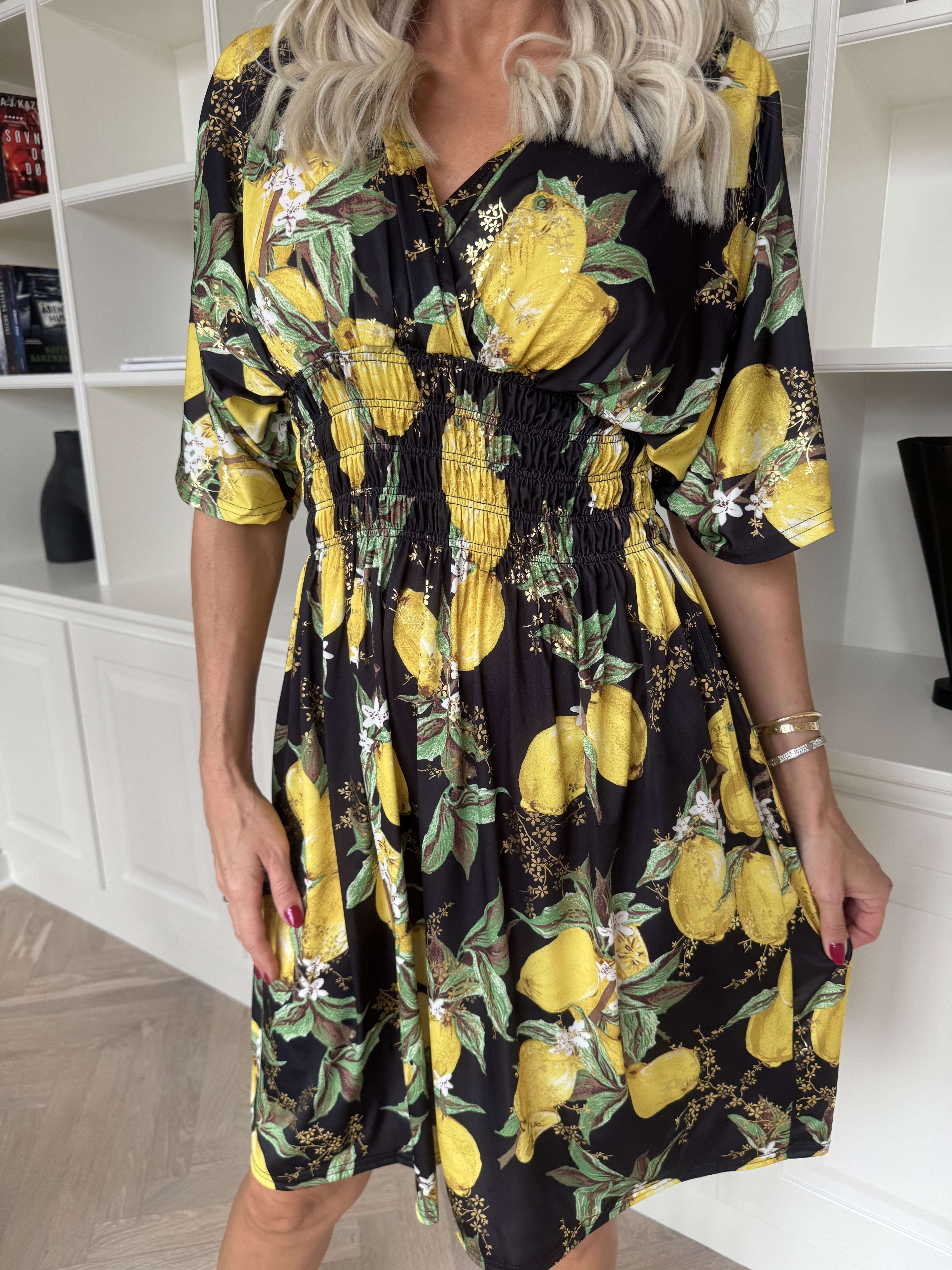 Pams Lemon Short - Elastisk kjole med citroner og guld detaljer