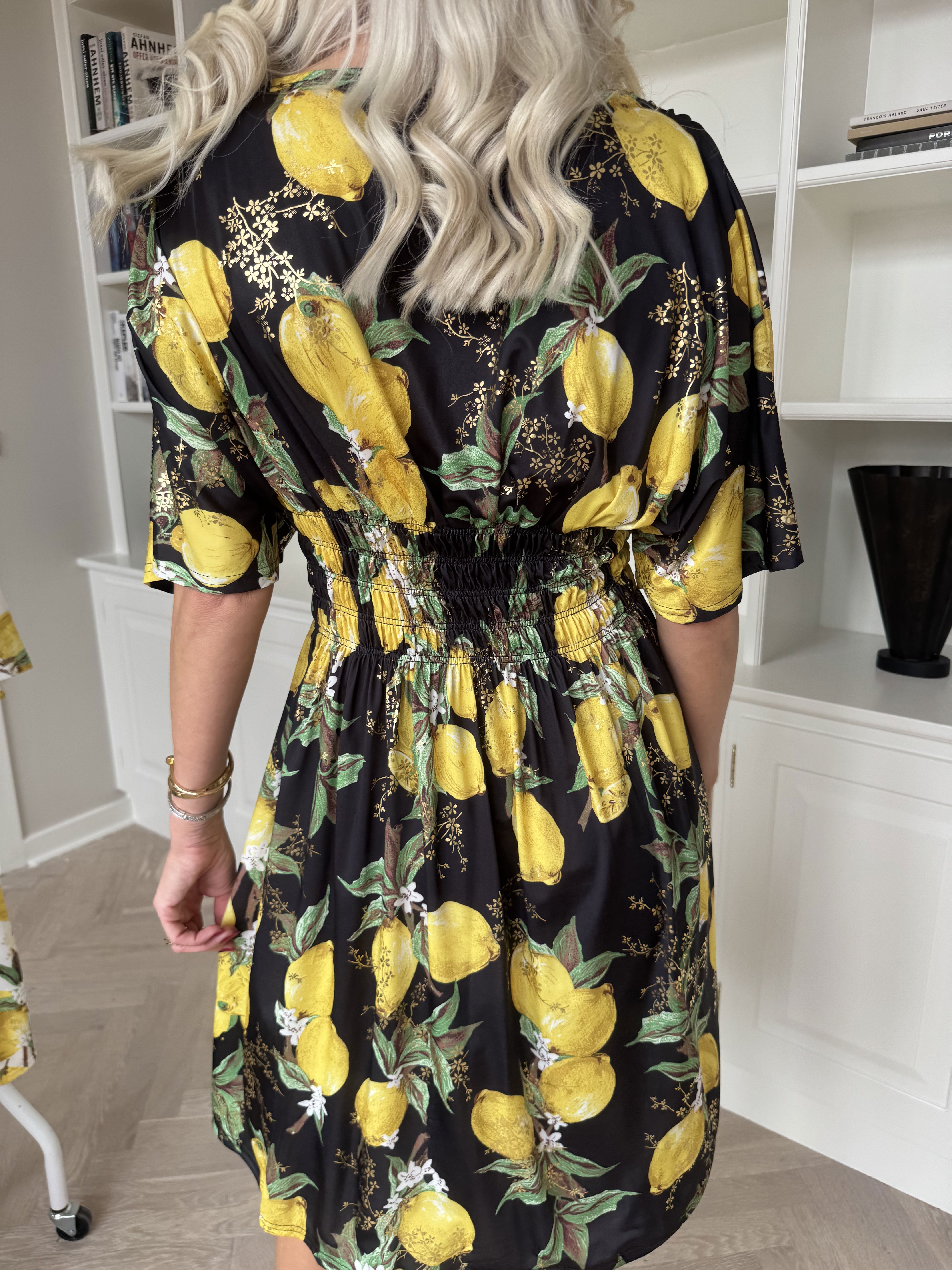 Pams Lemon Short - Elastisk kjole med citroner og guld detaljer