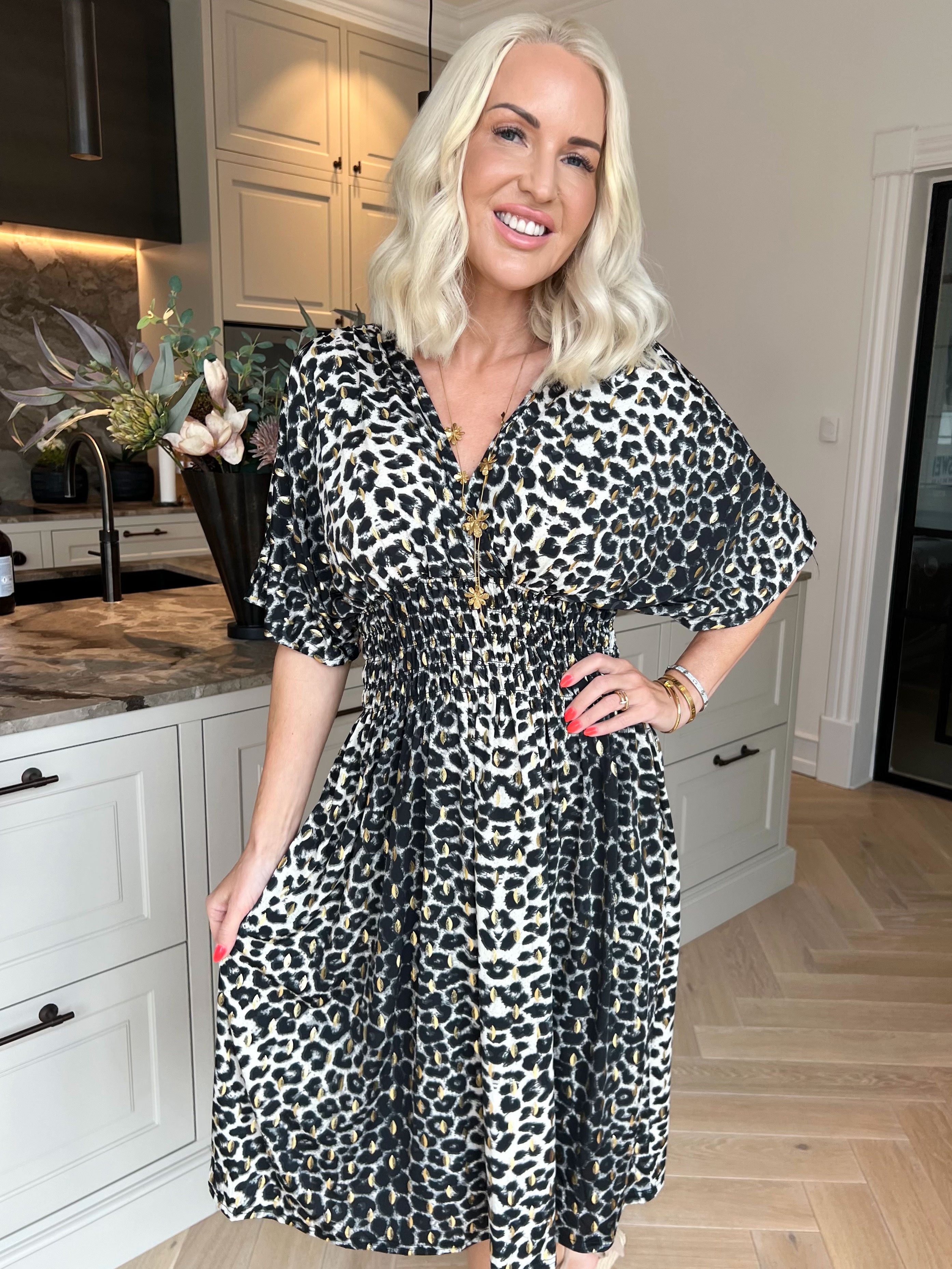 Pams Leo Short S/S - Elastisk kjole i leopardprint og guld dutter