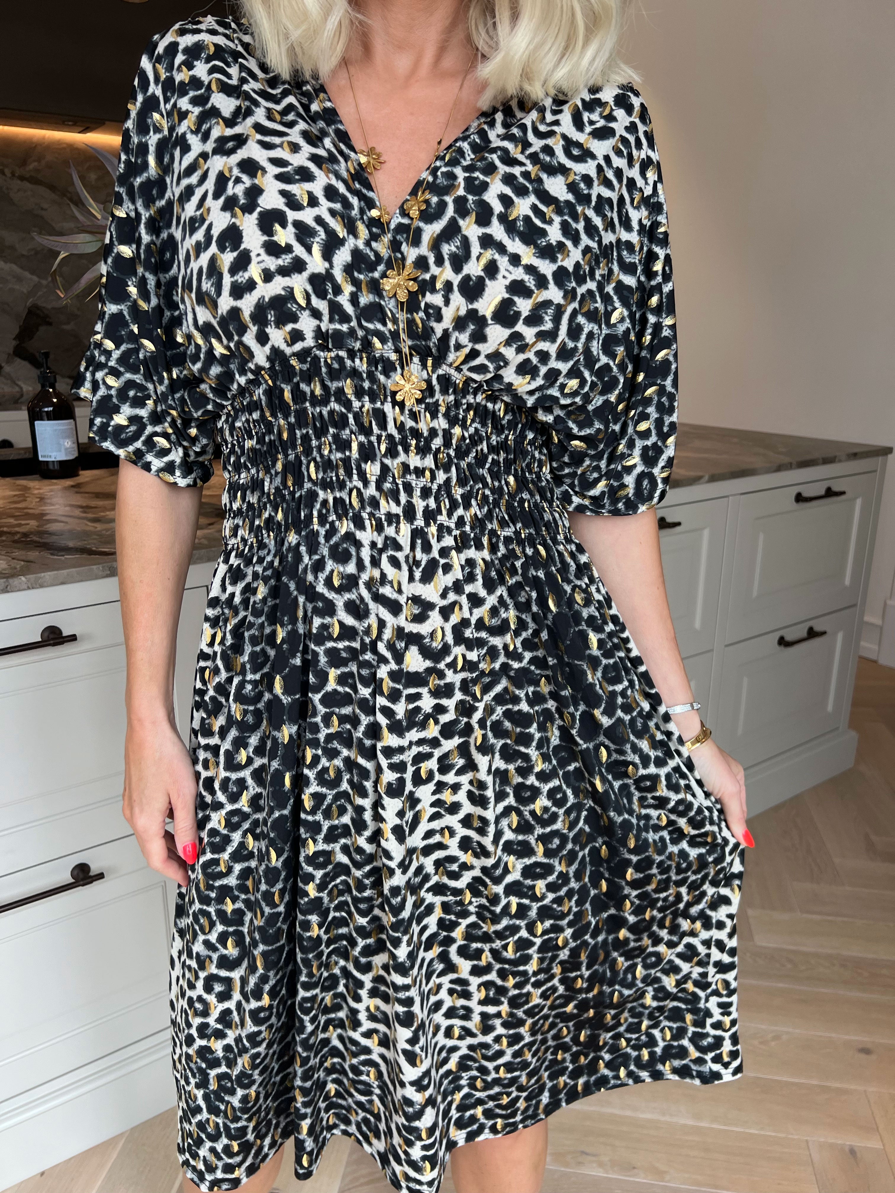 Pams Leo Short S/S - Elastisk kjole i leopardprint og guld dutter