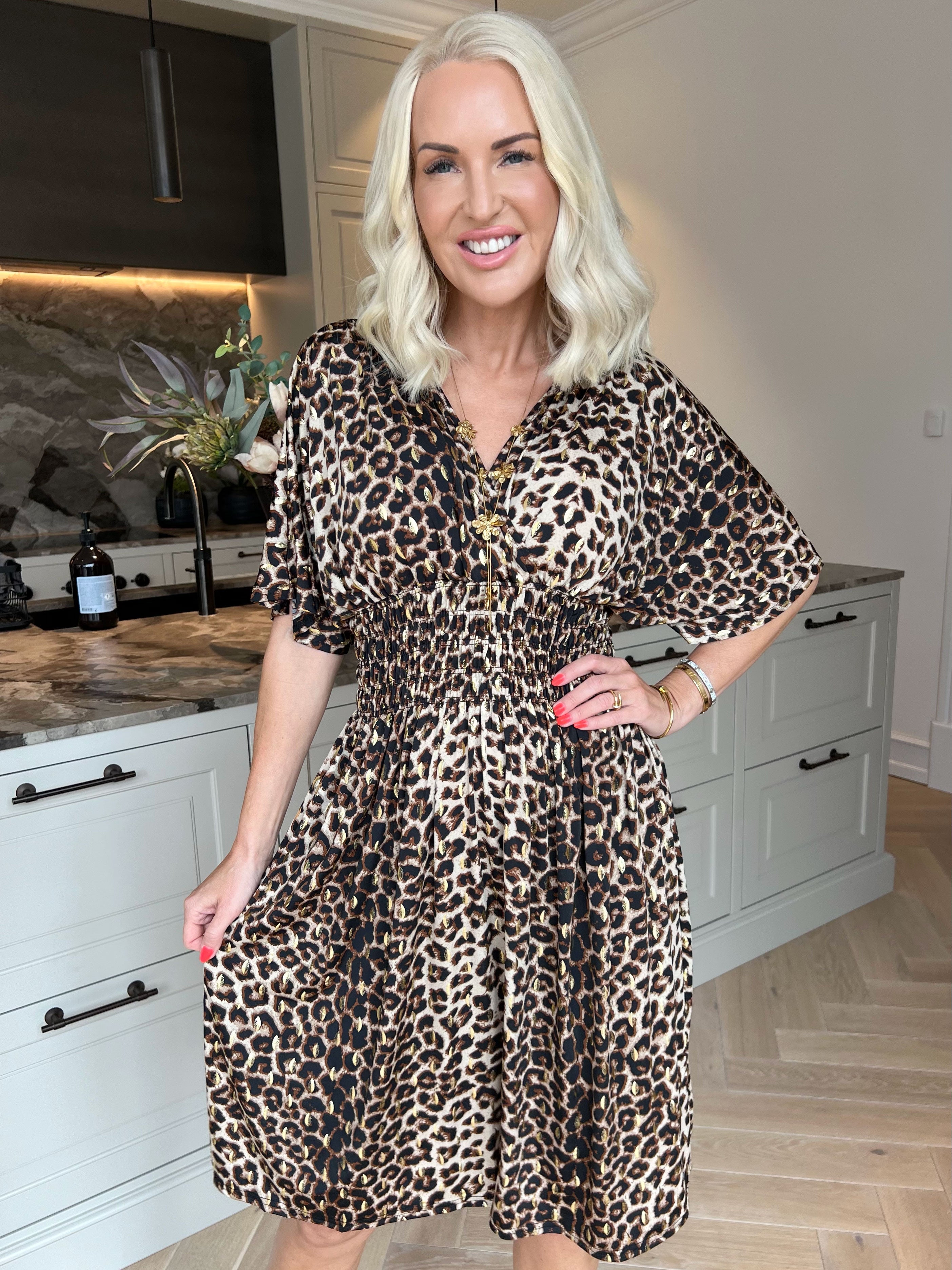 Pams Leo Short S/S - Elastisk kjole i leopardprint og guld dutter